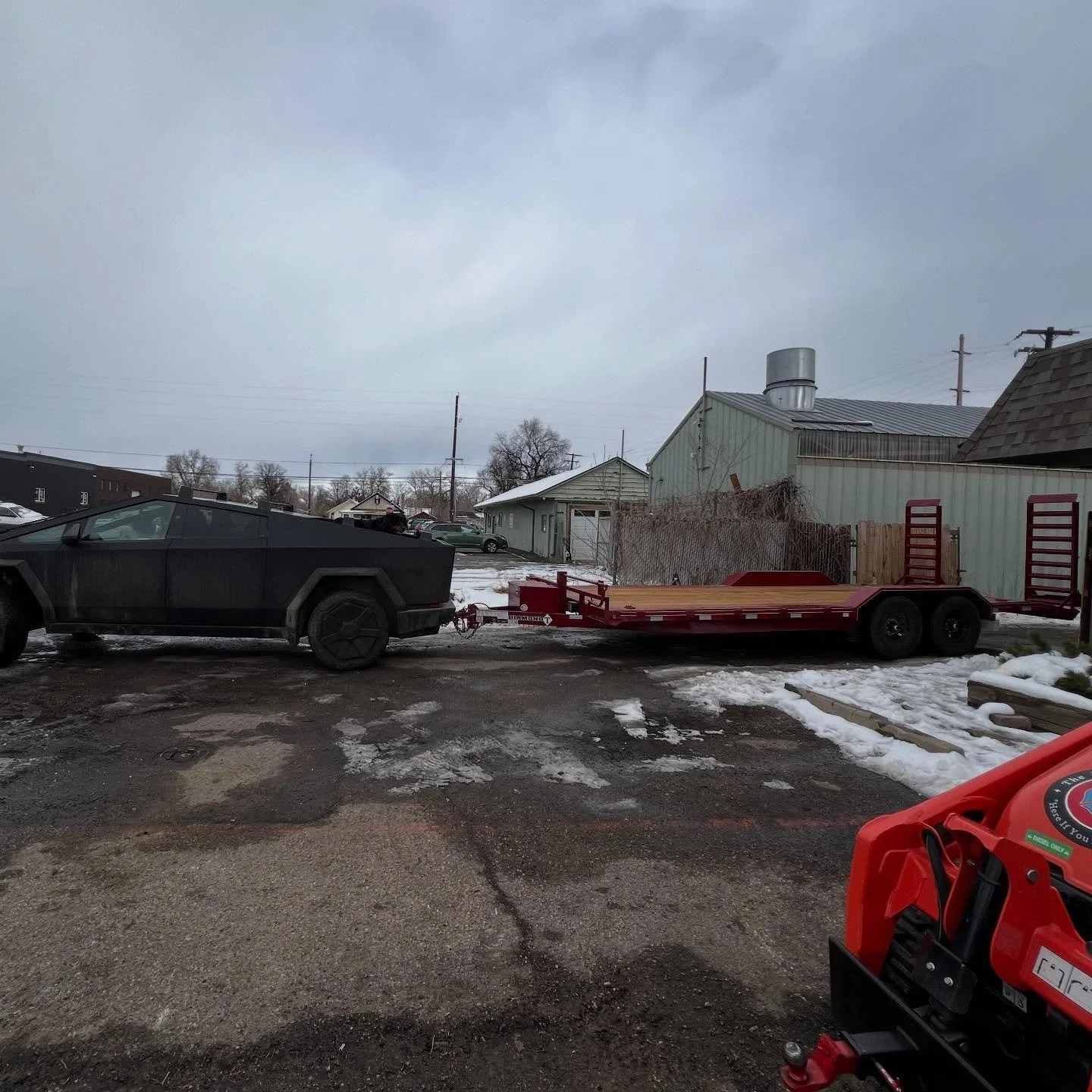 BRAND NEW TRAILER!! Andddd, she&rsquo;s off! (Yes we&rsquo;ll rent to you even in a cyber truck) Yesterday we picked up this 8&rsquo;x22&rsquo; @diamondttrailer SKID-PRO equipment hauler from our best friends and exclusive dealer @jayhawk_trailers. T