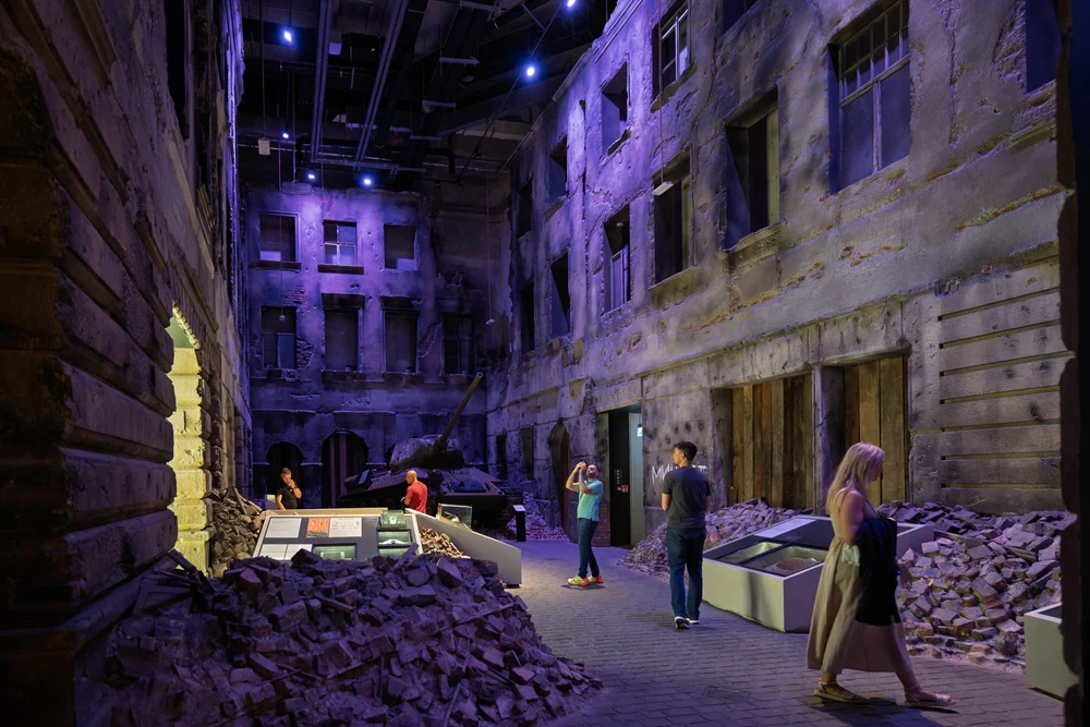 A lifelike reconstruction of a wartime Polish street—rubble-strewn façades and a Soviet T‑34 tank—immerses visitors in the destruction that befell many urban centers during WWII.