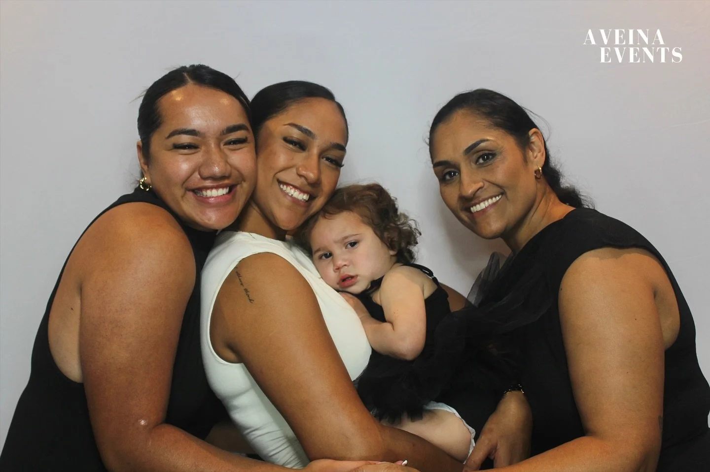 Imagine celebrating your 21st only surrounded by those closest to heart. So wholesome 🥹🇹🇴 

#photoboothhire #polynesian #21st