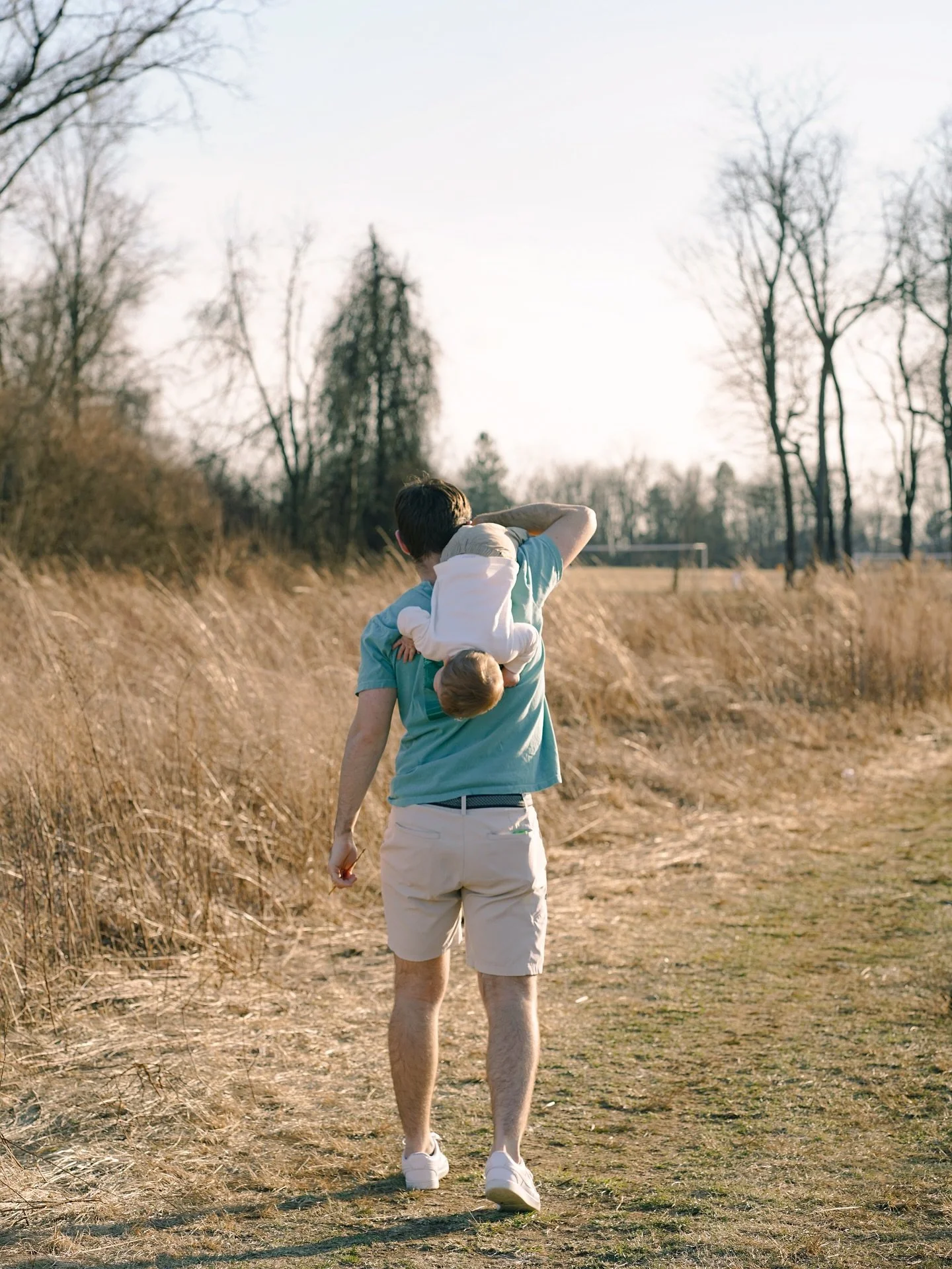 Hey dads &hellip; it&rsquo;s your turn! We can&rsquo;t freeze time with the littles but can freeze the shoulder rides, chases and running start hugs, which comes pretty close. 

Inquire for a Father&rsquo;s Day shoot at link in bio 📸

#monmouthcount