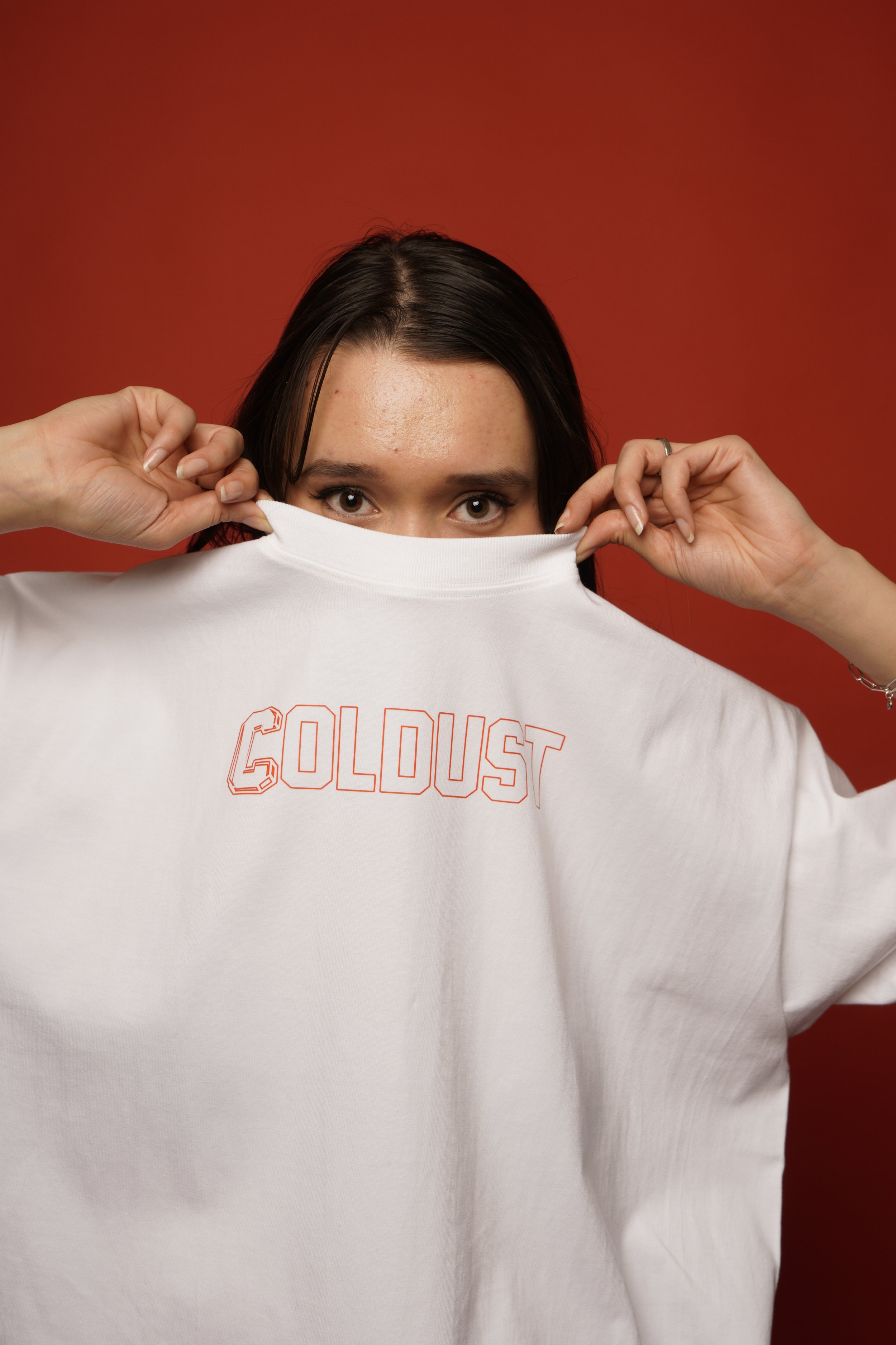 Model wearing white drop shoulder t-shirt for women – minimalist style
