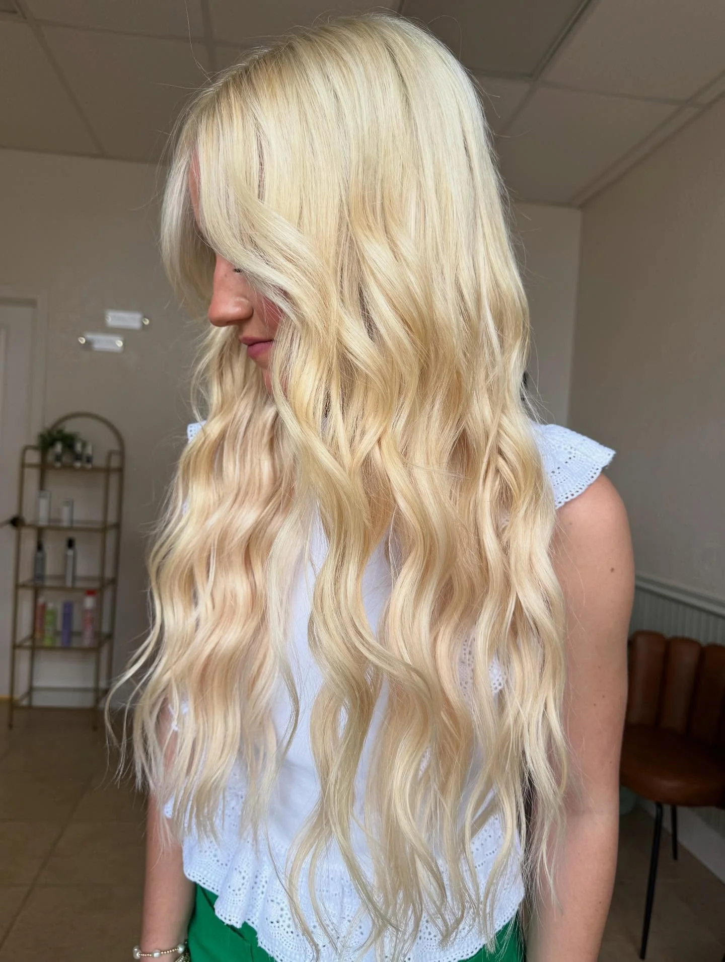 Booked, blended, and blonde 😮&zwj;💨 

Platinum card, added 20 inch extensions, &amp; ready for pageant season 🍉

#highlandscountyhairstylist  #sebringflorida #highlandscountybeauty #citruscosalon #sebringflhairstylist #bombshellextensions #sebring