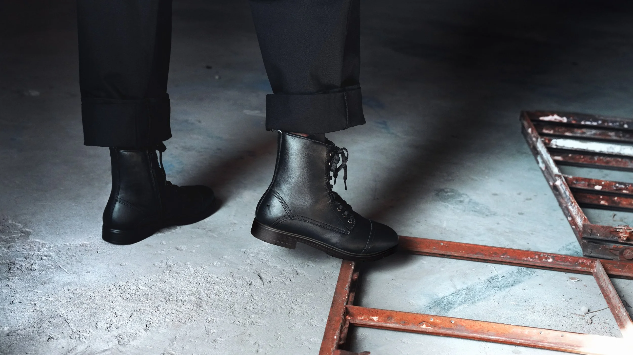 Spice-Jet-Black-Lifestyle-Concrete-ladder.jpg
