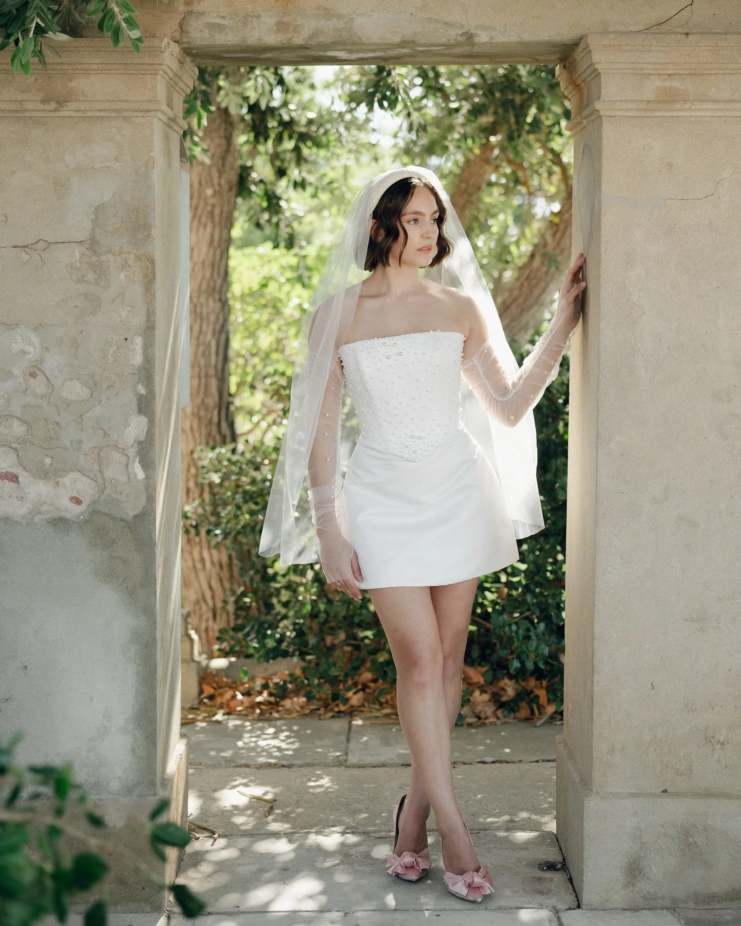 The softest lighting, my favourite kind 🌿 
Shoot done for @row.bridal 
Model @giveney_how
