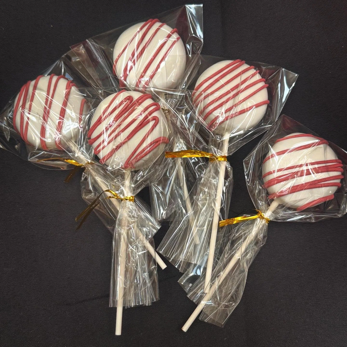 Red Velvet Cake Pops &hearts;️

Red velvet cake, dipped in white chocolate coating.