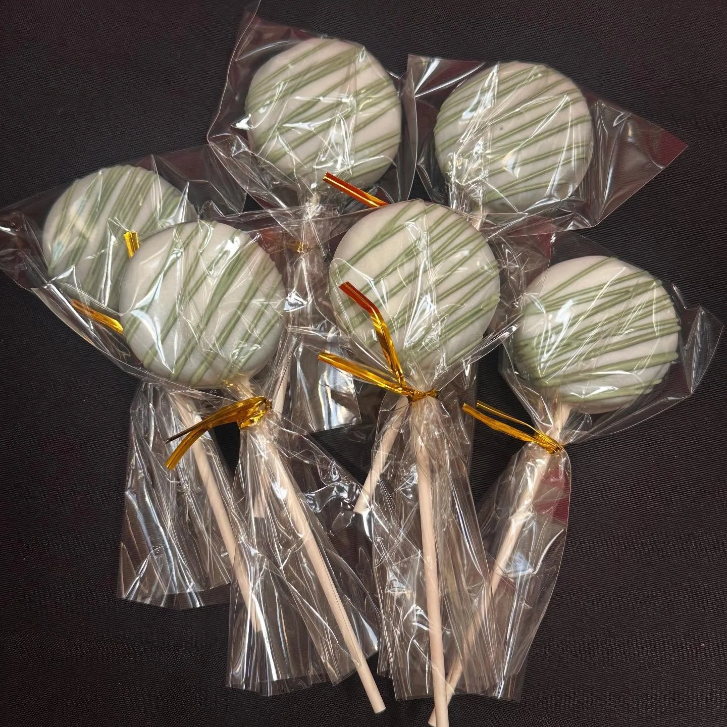 Matcha Cake Pops 🍵

Vanilla cake, infused with matcha tea, dipped in white chocolate coating.