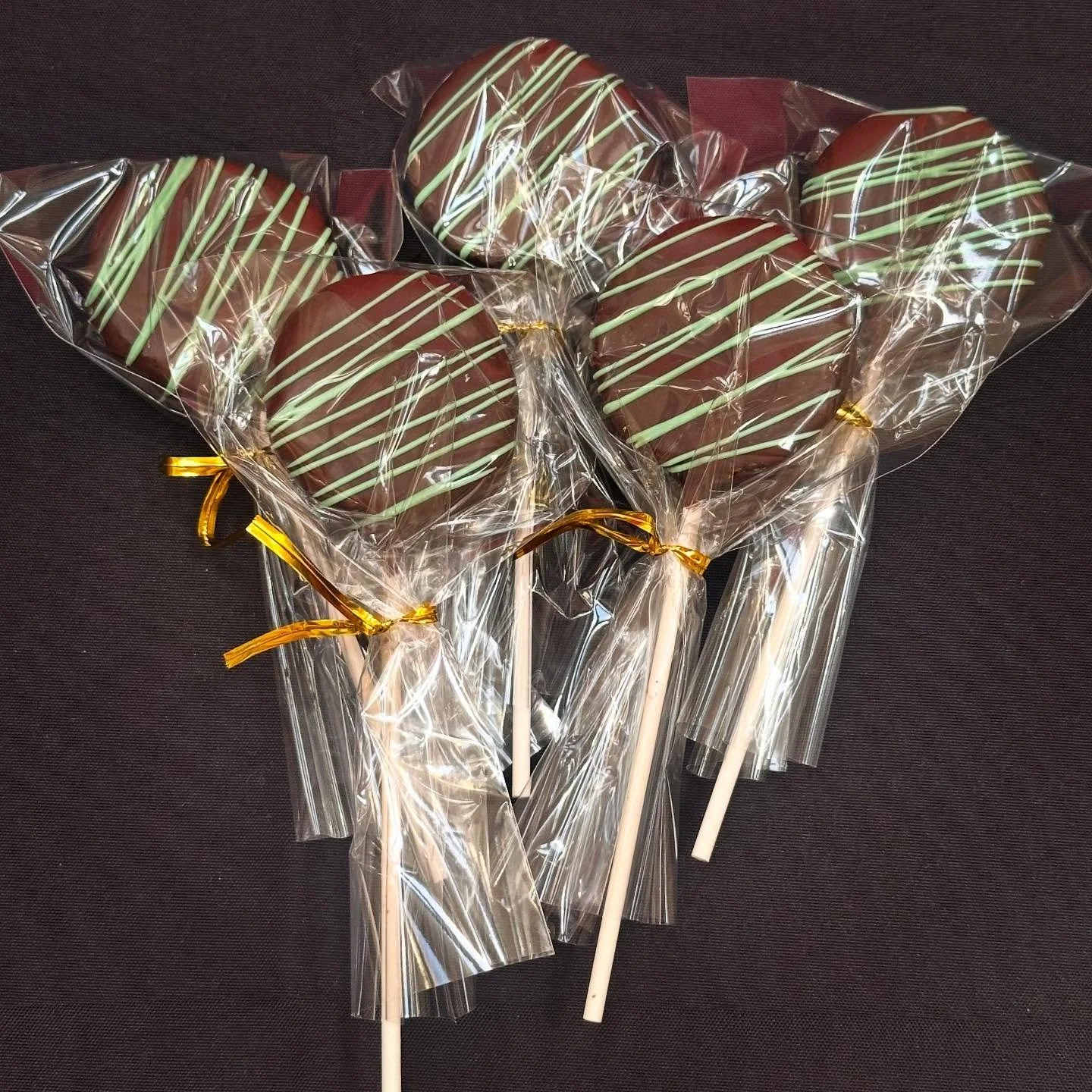 Mint Chocolate Cake Pops 🍫

Chocolate cake with Andes mint candy mix ins, dipped in mint infused chocolate coating.