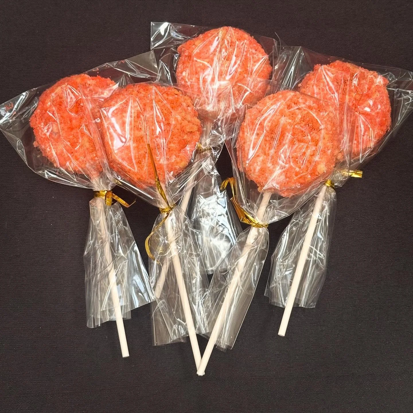 Strawberry Shortcake Cake Pops 🍰

Strawberry cake with freeze dried strawberry mix ins, dipped in white chocolate, coated in strawberry shortcake crumble.
