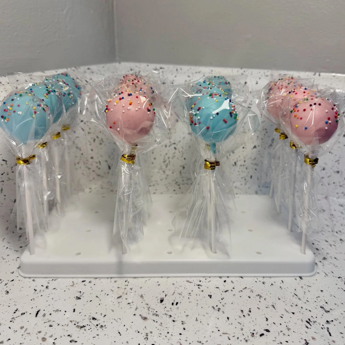 Gender Reveal Cake Pops! 🎀💙

(not pictured, matching cupcakes 🧁)