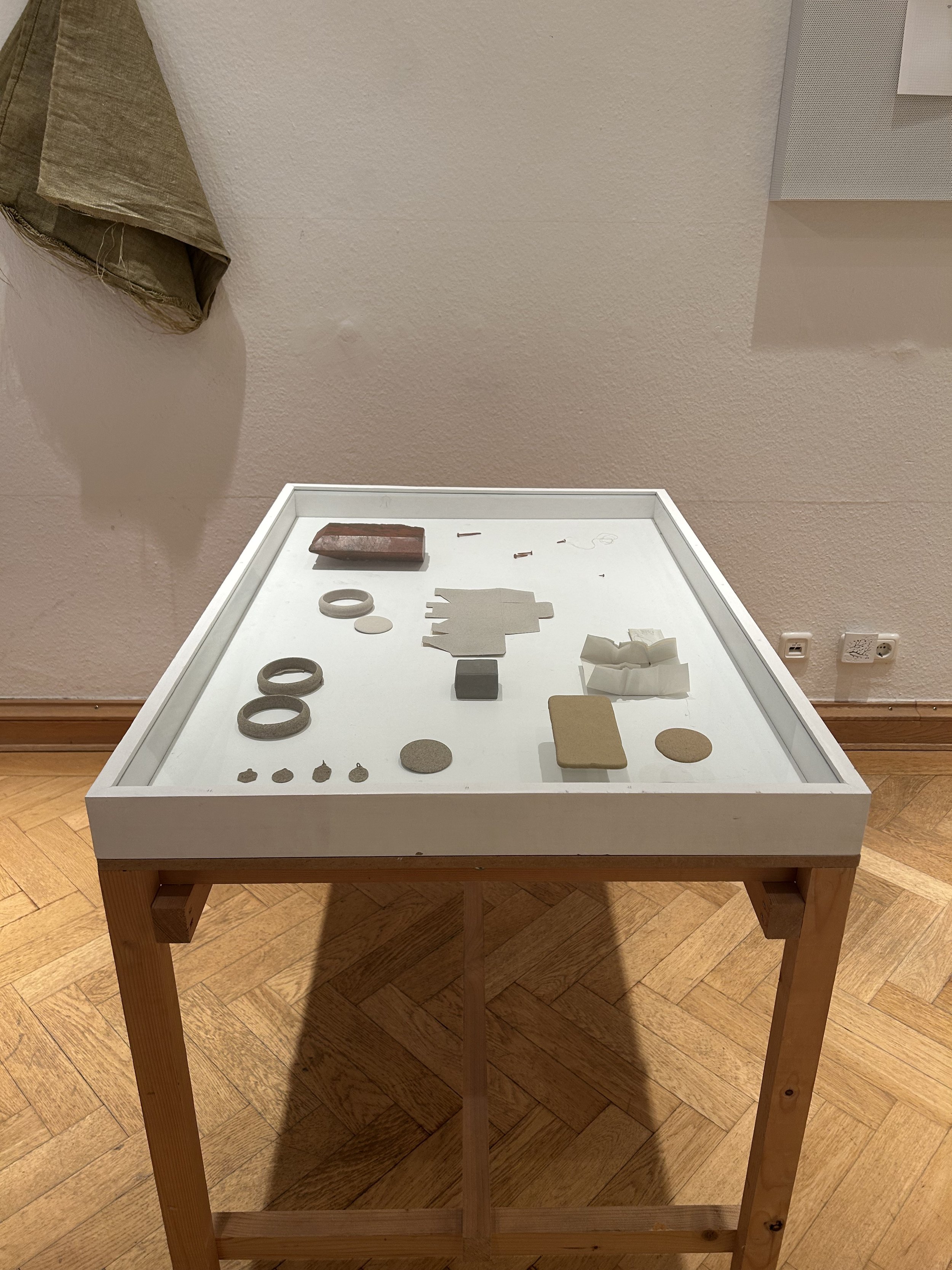 A Swelling of the Ground Group Exhibition.
Artists: Elise Hoebeke, Saskia Van der Gucht, Irma Földényi and Saskia van Es.