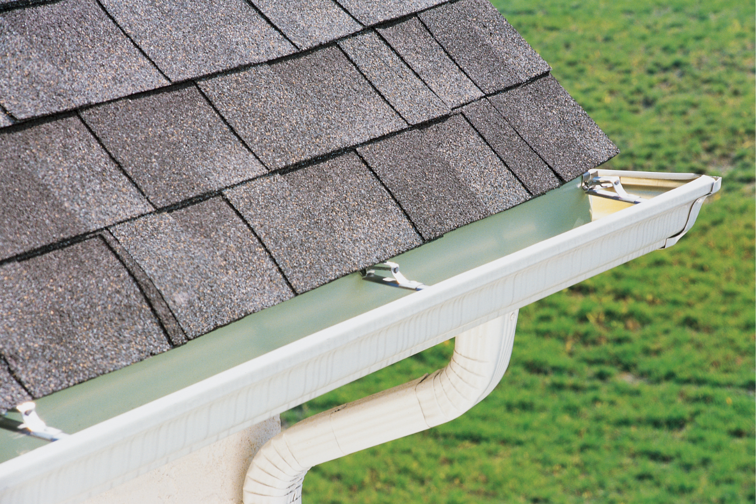 Eavestrough Upgrades: When Is It Time to Modernize Your System?