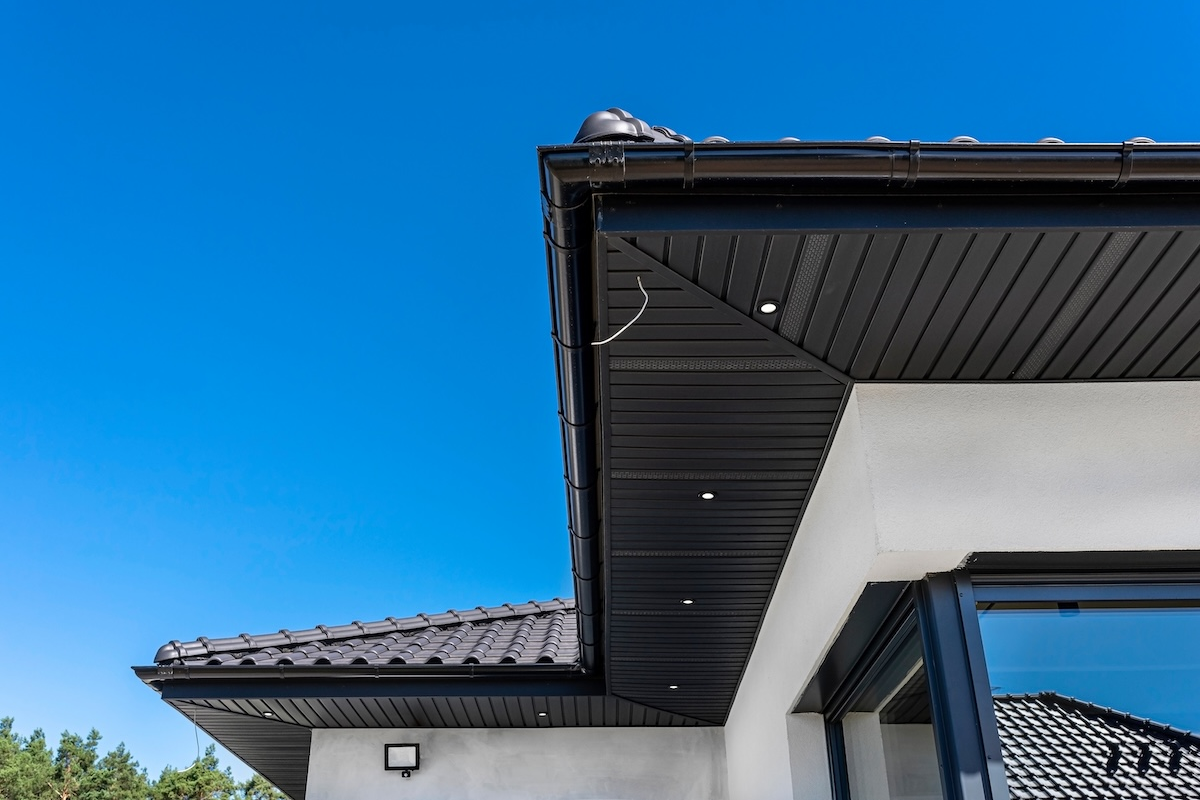 The Relationship Between Roof Overhangs and Effective Water Drainage