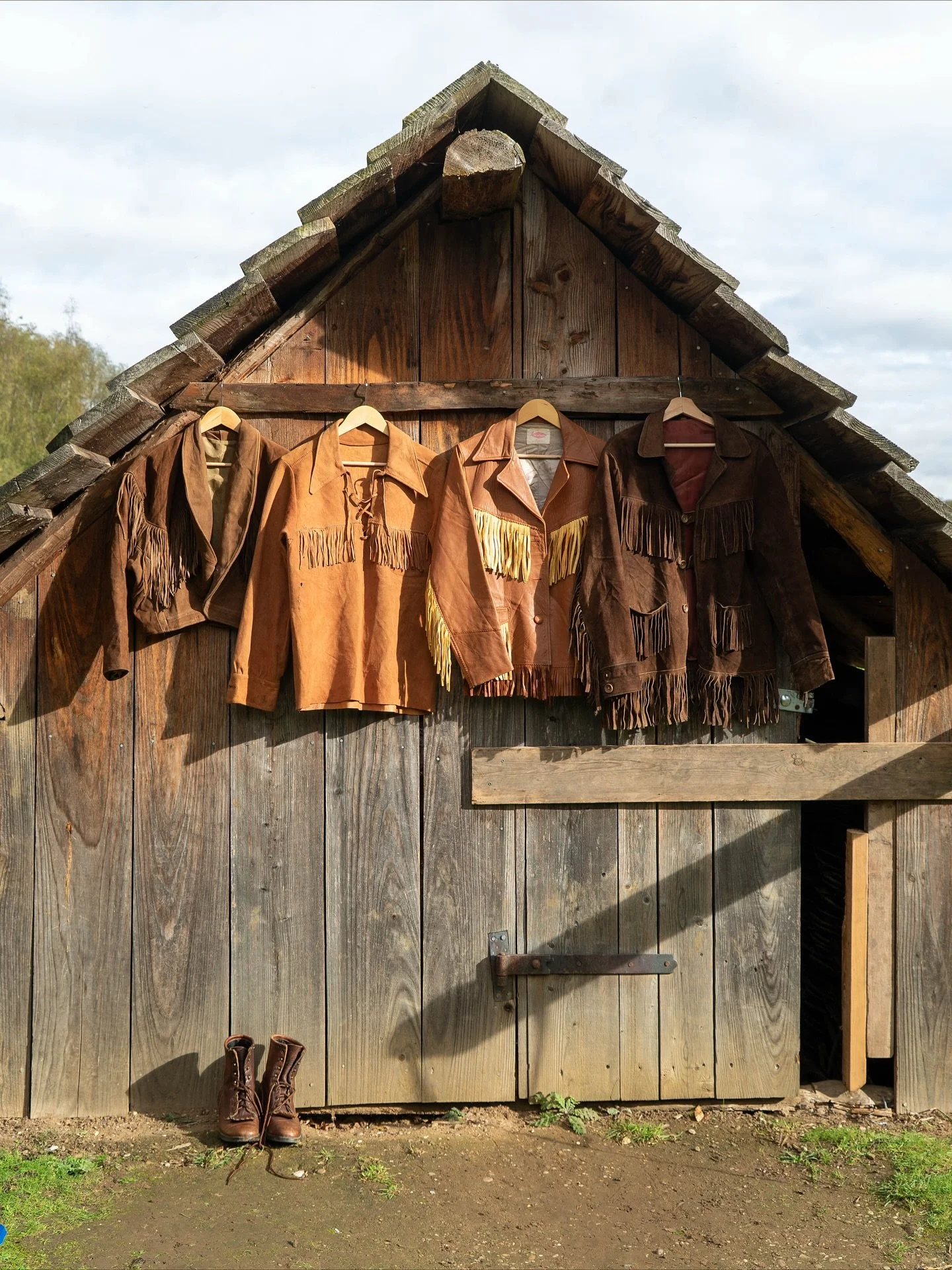 Fringe season 🐴 

A mini drop of all things fringe, natural suede &amp; leather, Wednesday, Oct 29, 7pm UK time on vintagecowboy.store 

Reminders in stories 💋