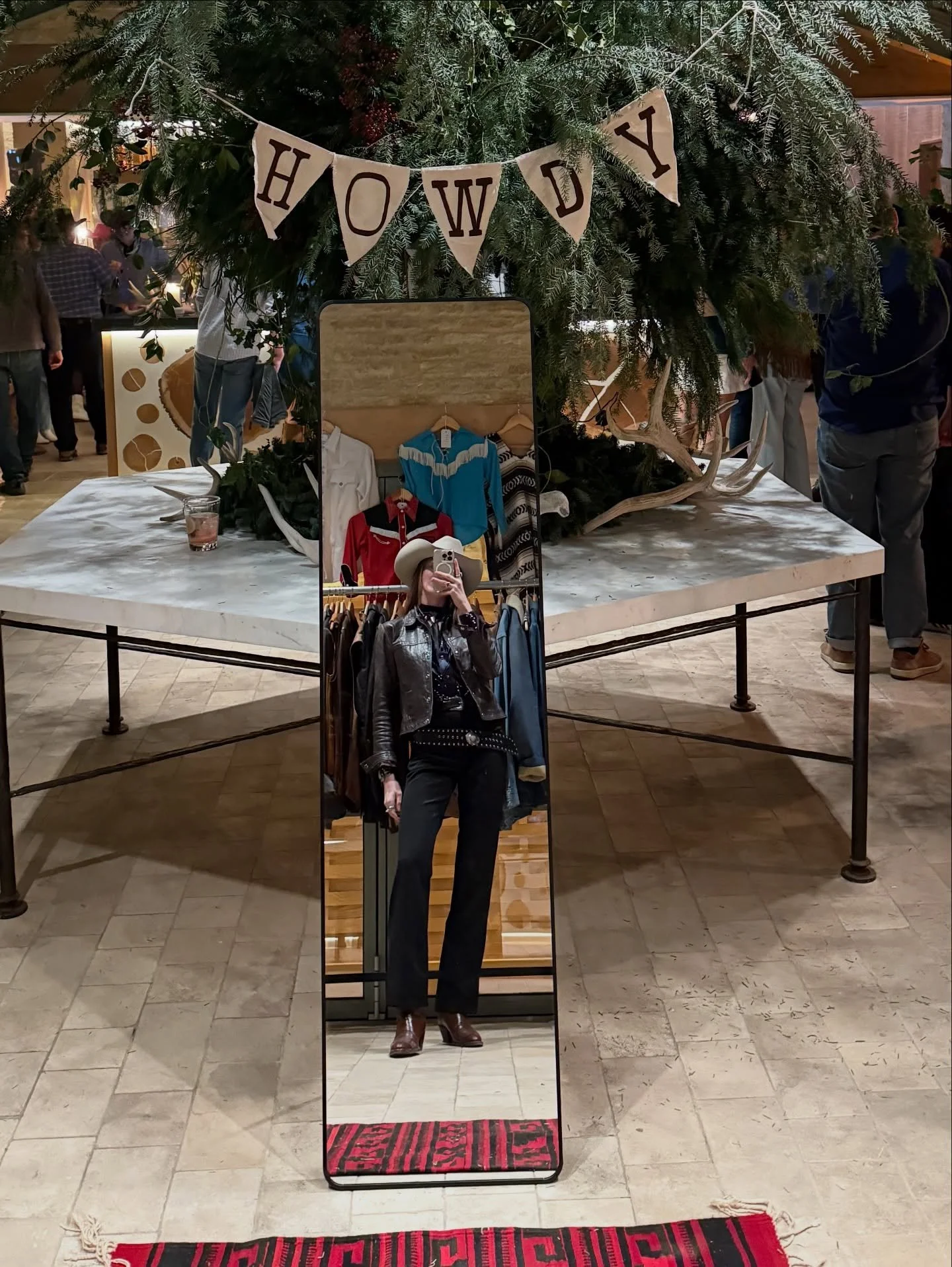 If that wasn&rsquo;t THE gathering of cowboys &amp; outlaws Cotswolds have ever seen&hellip; thank you @daylesfordfarm for bringing me along, that&rsquo;s the way to end the year, y&rsquo;all! 

(Picture 12 is me right now)