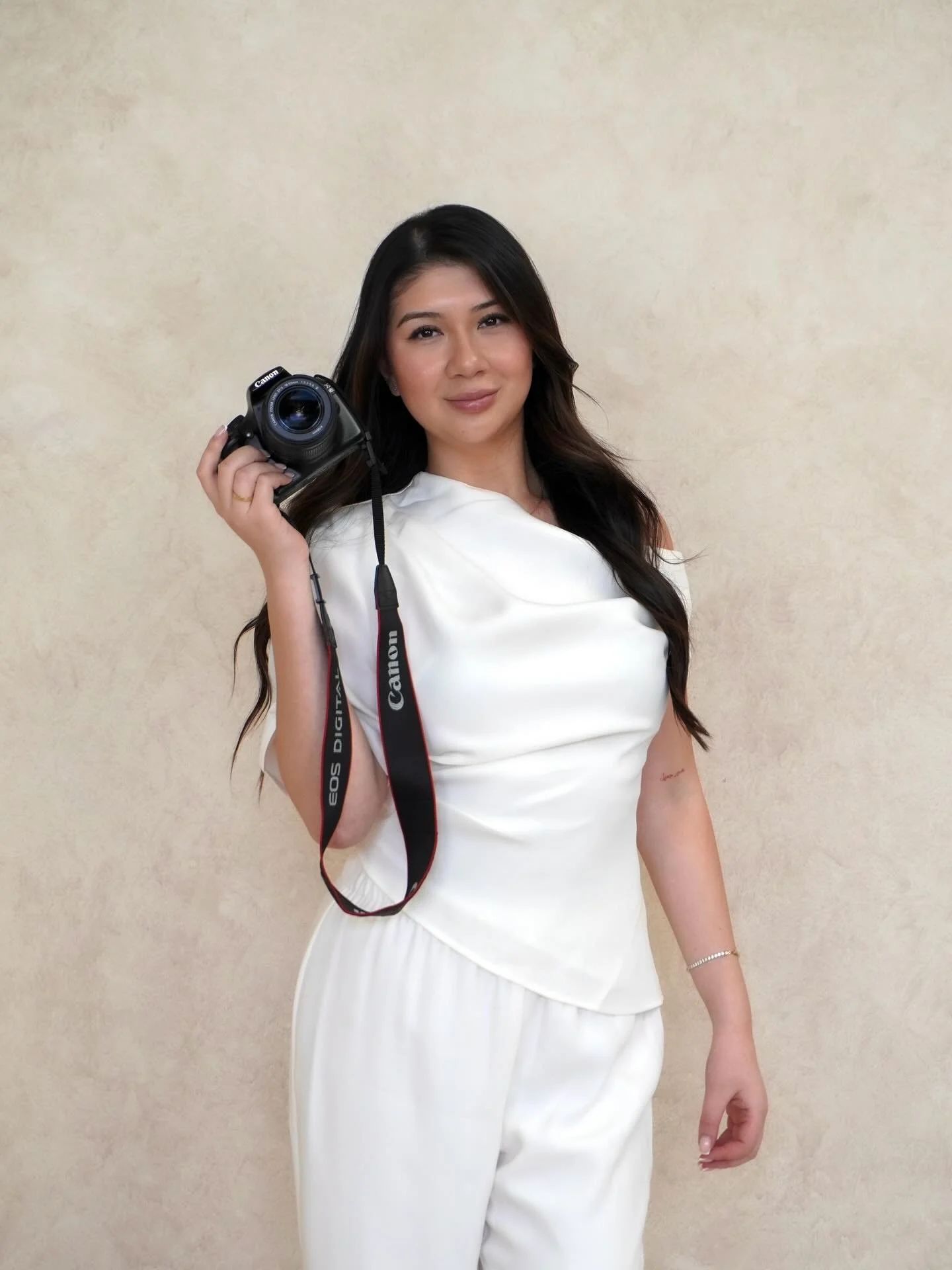 Hello and welcome to so many new faces 🤍

I&rsquo;m Tee the founder of Fifth Socials and your content girl. 

Strategising, capturing, and publishing compelling content is what I love most. From beauty and wellness to construction. I help brands tel