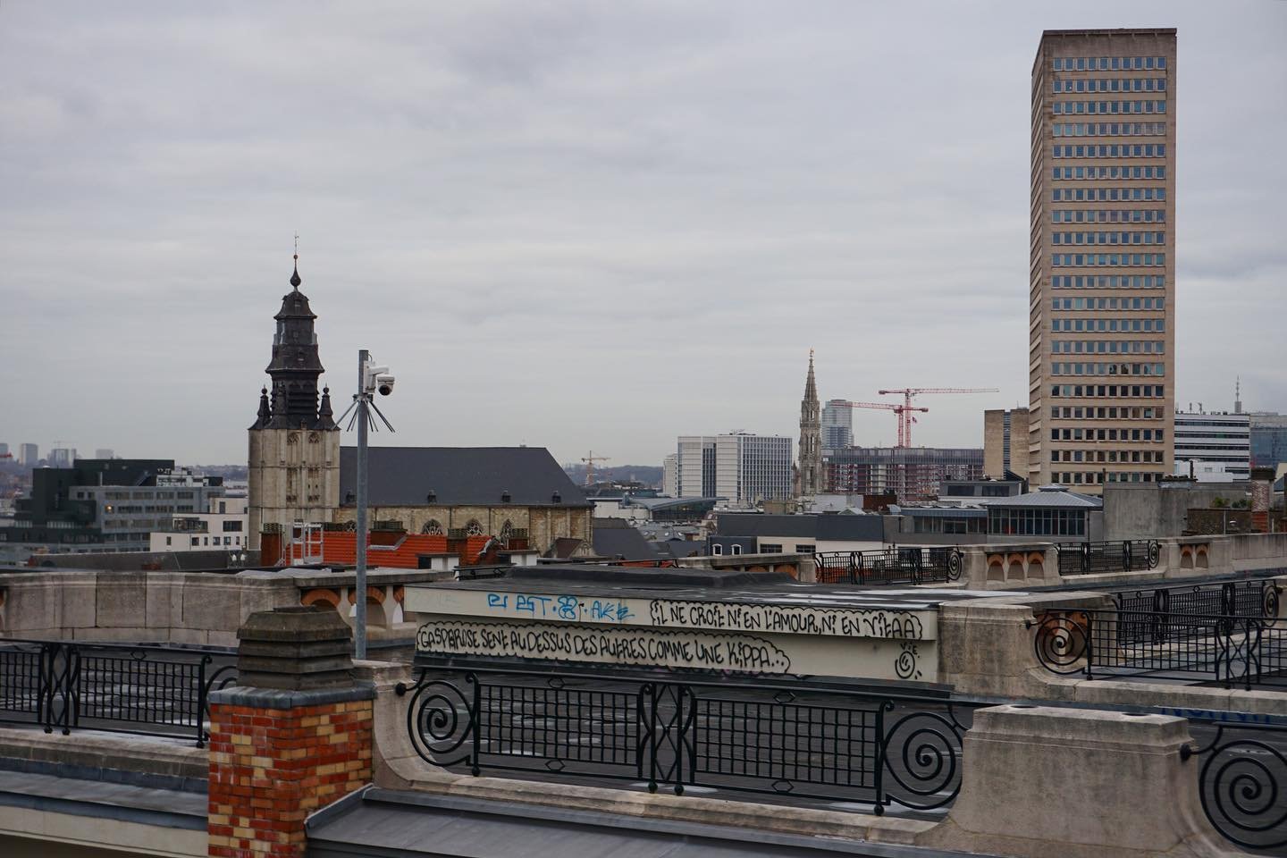 Brussels, Belgium. 2023. #belgium #brussel #brussels #bruxelles #streetphotography #urbanism #architecture #architecturephotography #streetlife #streetart #graffiti #straatfotografie