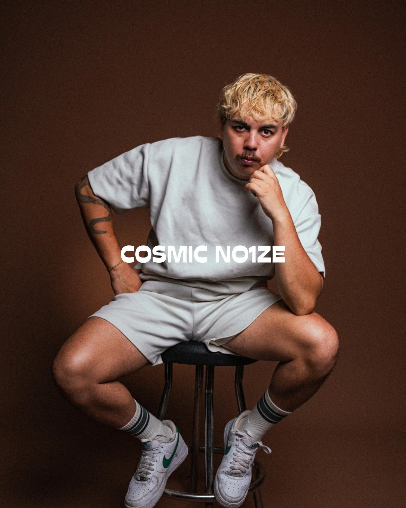 Vibes turned visual. @cosmicno1ze  in the studio.
Your turn next? Bring your favorite photographer to do your next shoot at Anyone Studio Darwin.
—
๐ฝ @cosmicno1ze
๐ธ @atozmedia.au
๐ @anyonestudiodarwin
#AnyoneStudioDarwin #DarwinPhotographyS