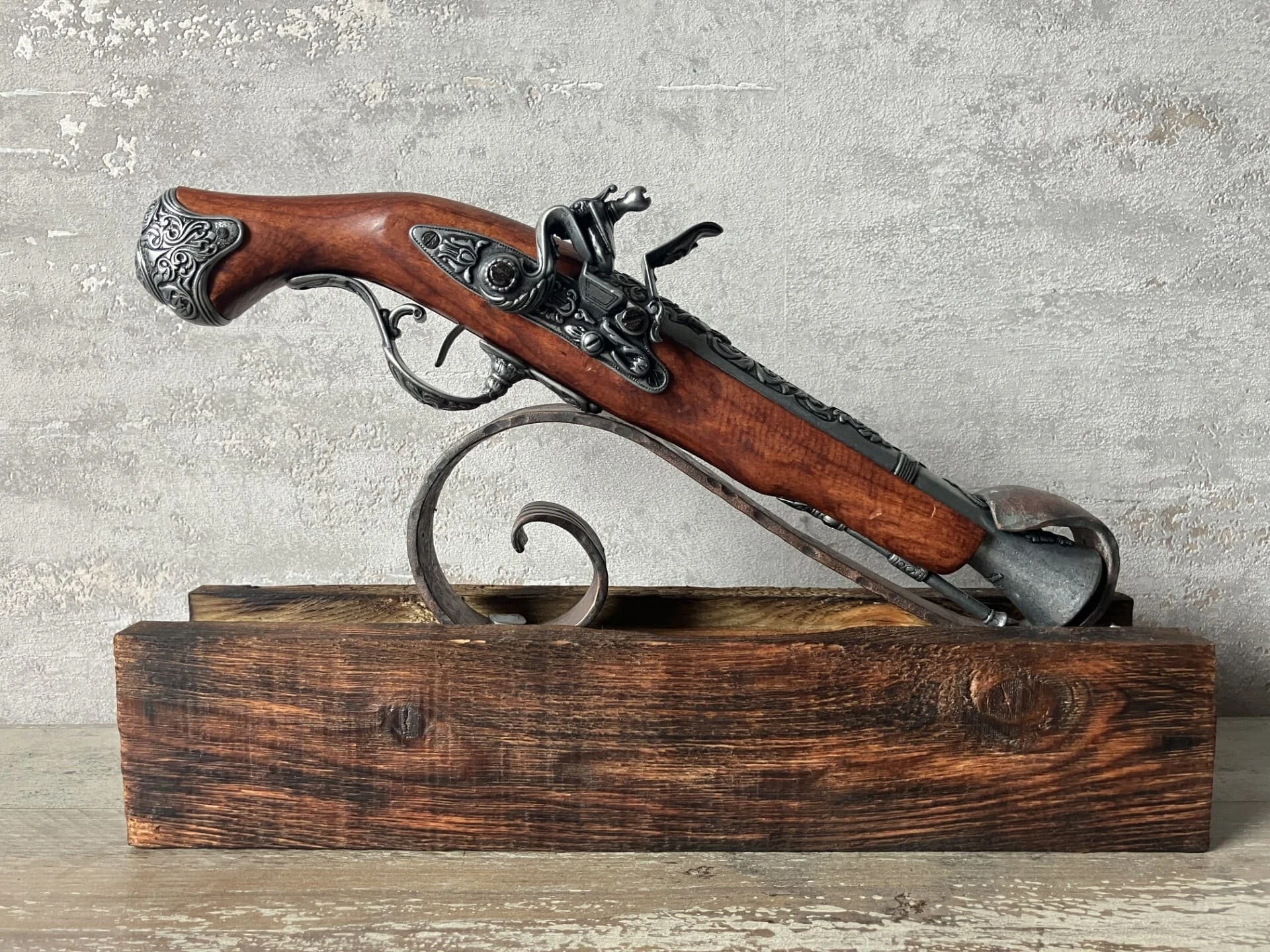 Ständer für eine historische Pistole um das Jahr 1720.