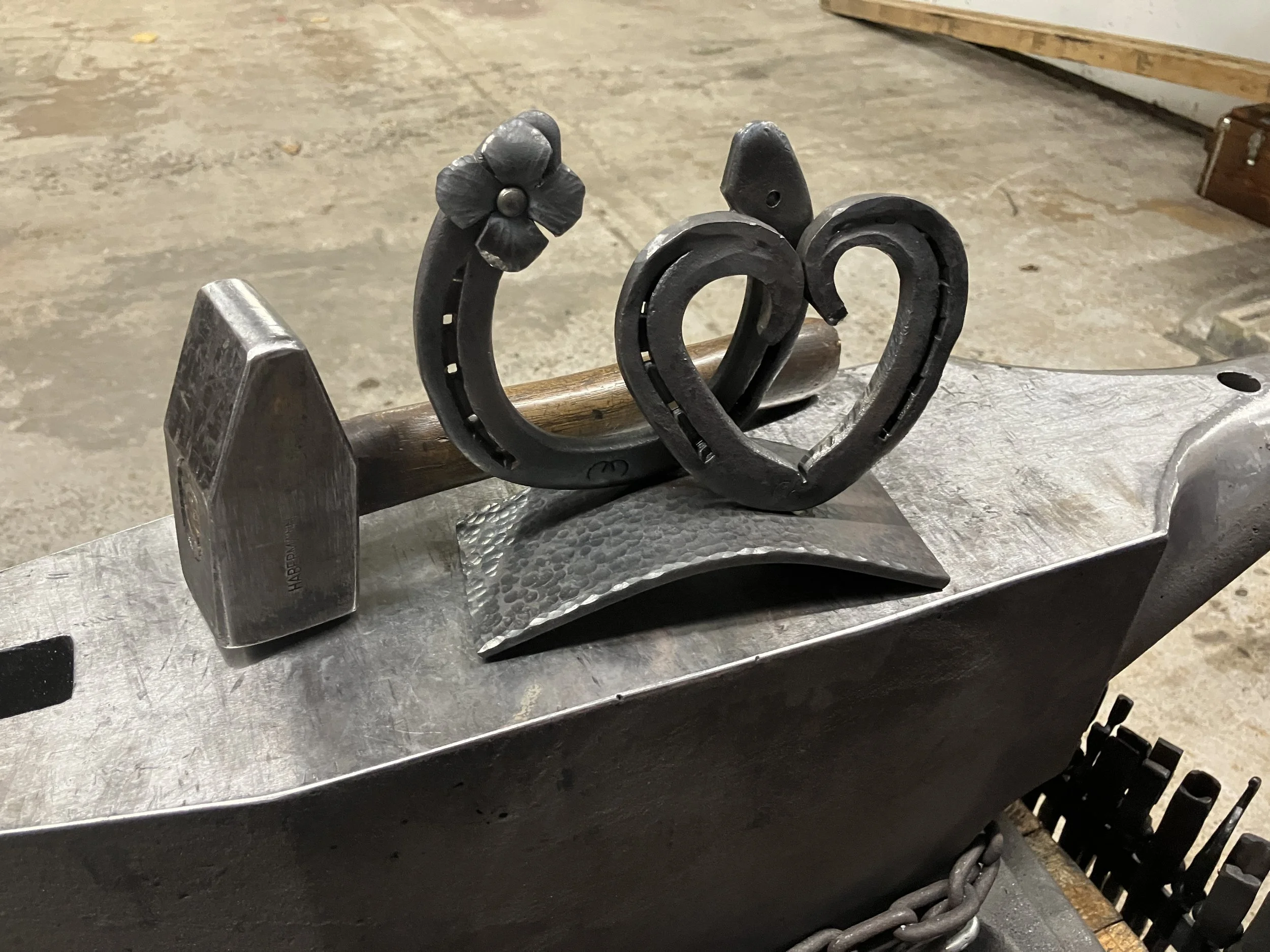 "Erinnerung an mein Pferd", geschmiedet für eine nette Nachbarrin der Schmiede, die uns, trotz Rauch und Lärm an den Wochenenden, immer noch mag. 