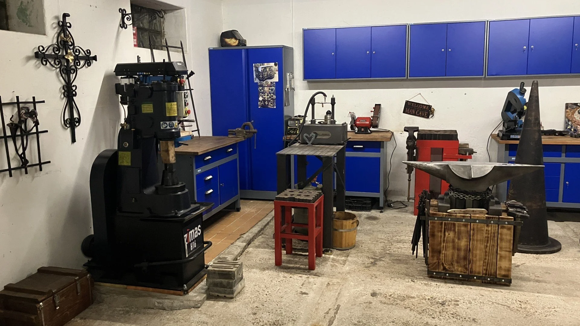 Meine Hobby-Werkstatt in der Garage mit verschiedenen Schmiedewerkzeugen.