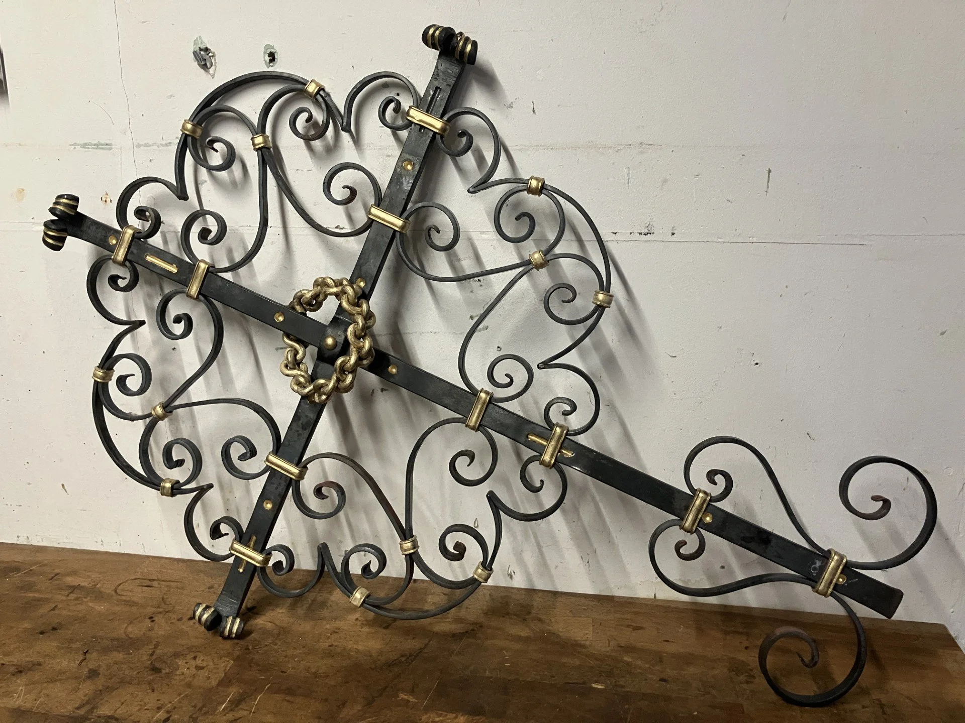 Meine aktuelle, noch unfertige, Arbeit: Ein historisches Kreuz mit einem Kranz aus drei 8mm-Stäben in der Mitte, im Feuer geflocheten. Zusammengebaut mit Schellen, ohne Schweißen, wie vor Jahrhunderten.  