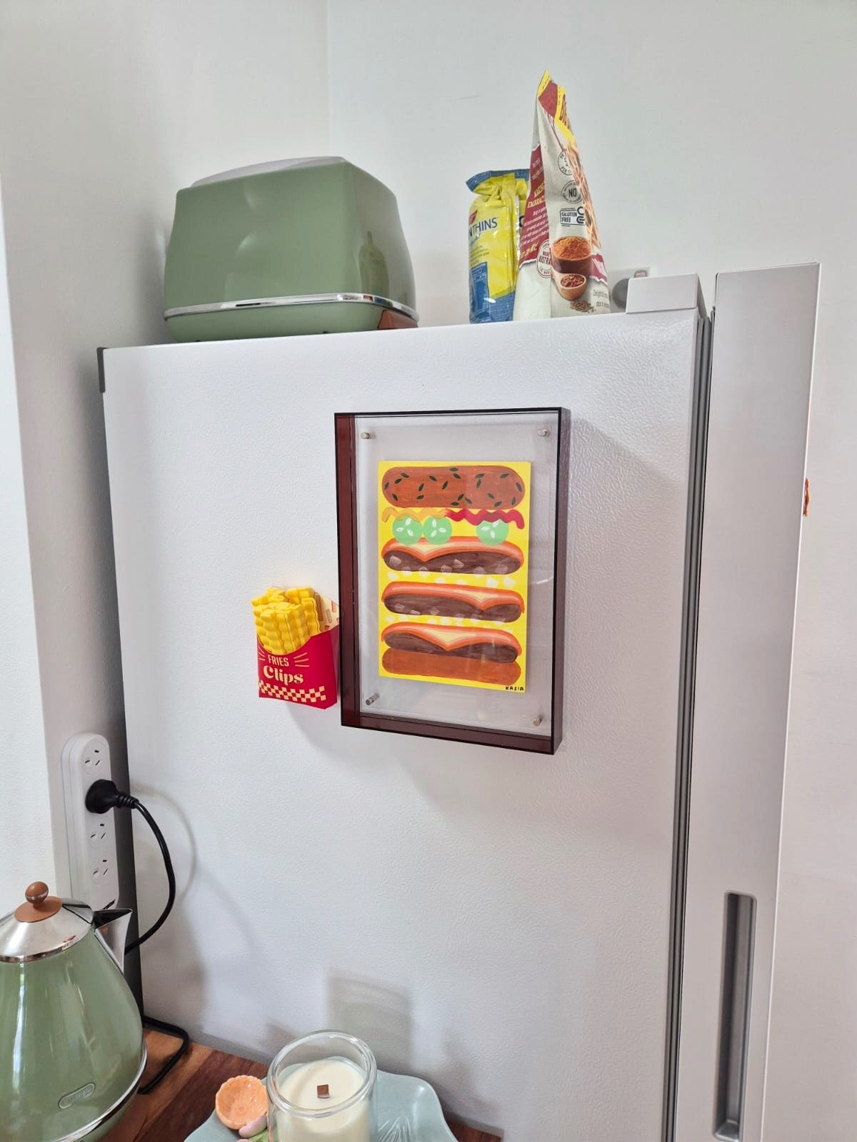 These burger buddies bring the flavour in their unique collector homes. If you have any of my artwork up send a pic, would love to see it! 

#artcollector #smallpaintings #popartpainting #foodpaintings