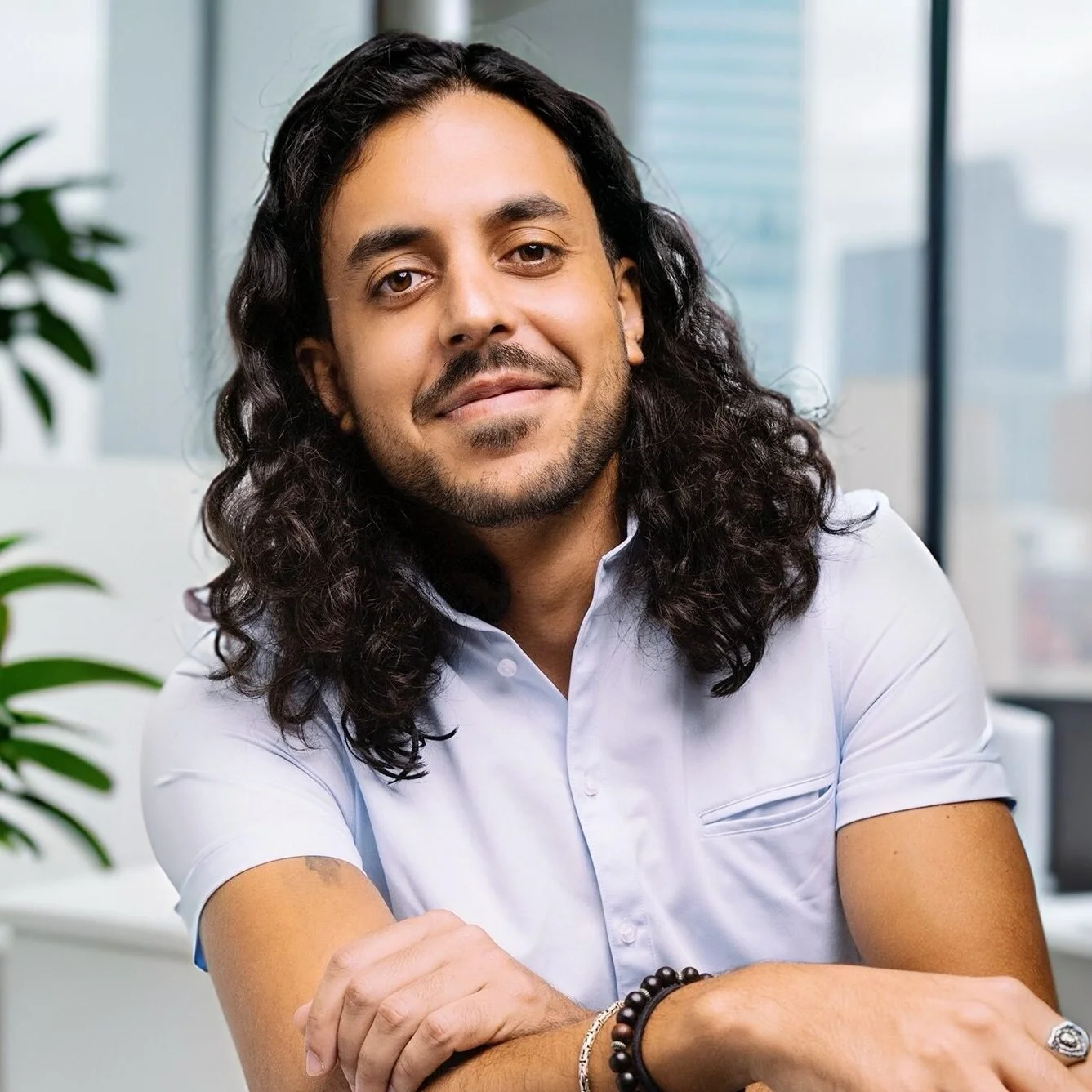 Yassine Tayi, psychologue clinicien spécialisé en EMDR, dans son cabinet à Dubaï