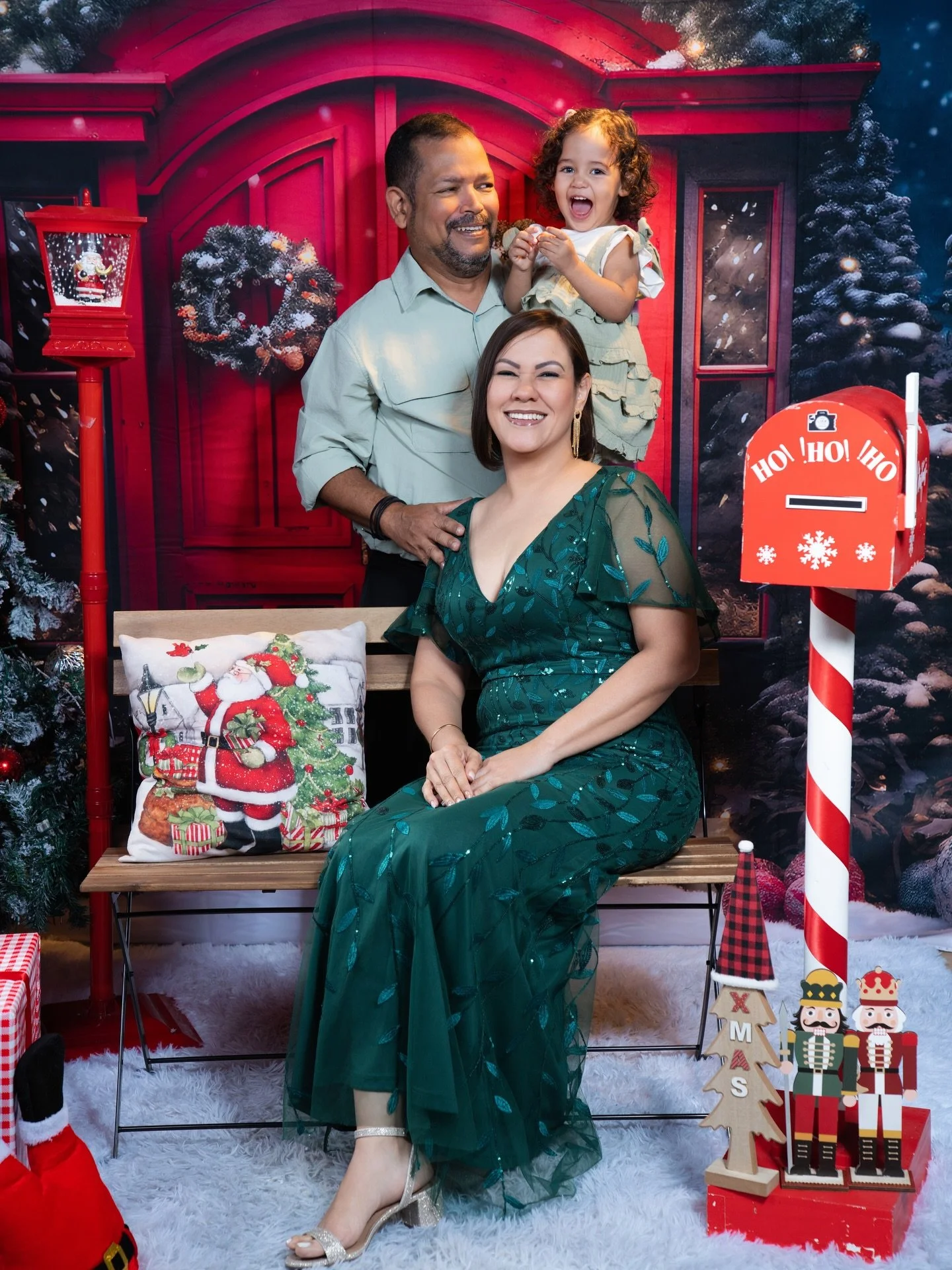 La Navidad es tiempo de compartir y guardar momentos m&aacute;gicos. En @mendyfilms estamos listos para capturar la esencia de tu familia en un ambiente lleno de luz y alegr&iacute;a. 🎄📸