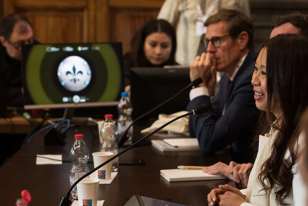 The BIC25 “Numismatic Aura” fleur-de-lis on the speakers' table monitor. Villa Ruspoli, 10 May 2025. Photo: Andrea Pecchioli / Fotoproject.