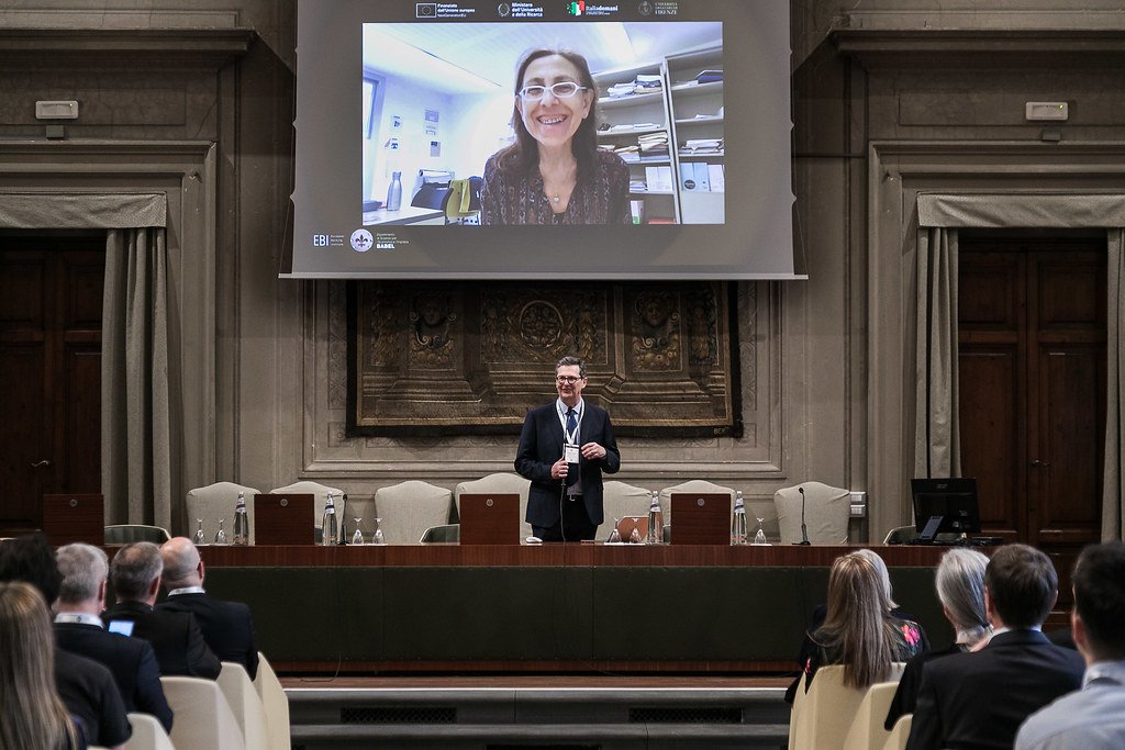 Maria Elvira Mancino, Head of the Department of Economics and Management (DISEI), welcoming participants remotely. Opening session, Aula Magna, Rector's Office Building, 8 May 2025. Photo: Andrea Pecchioli / Fotoproject.