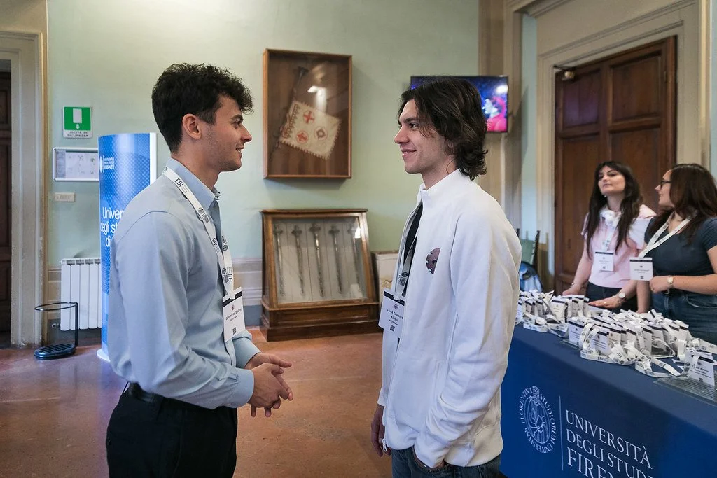 The student team supporting the Organising Committee welcomes guests at the Welcome Desk, antechamber of the Aula Magna. Florence, 8 May 2025. Photo: Andrea Pecchioli / Fotoproject.