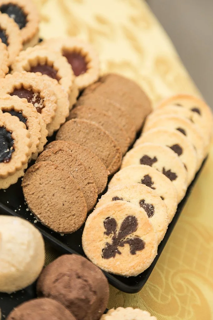 Biscuits bearing the Florentine iris at the networking break before the first roundtable. Florence, 8 May 2025. Photo: Andrea Pecchioli / Fotoproject.