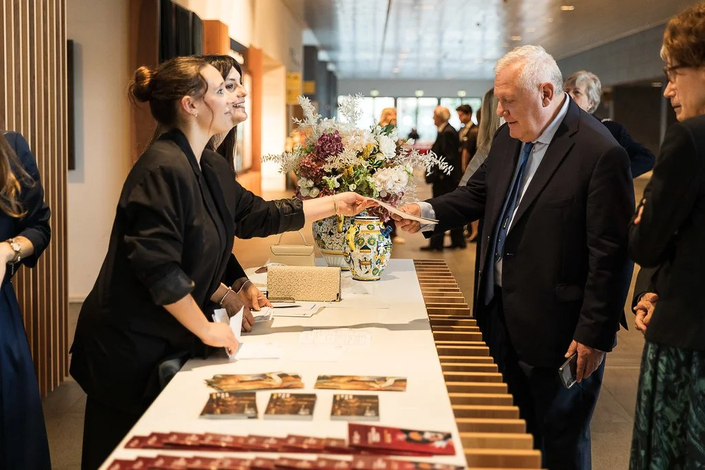 The welcome desk at the conference gala evening; Vincenzo Vespri in the foreground. Florence, 9 May 2025. Photo: Serena Gallorini / Fotoproject.