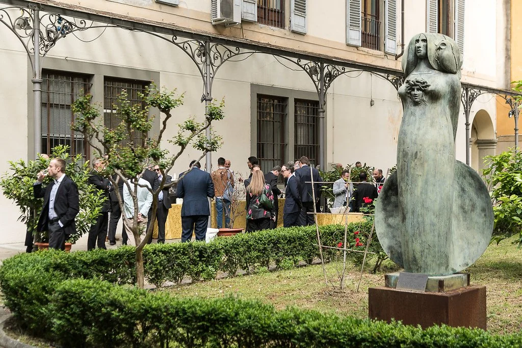 Participants during the networking break in the cloister of the Rector's Office. Florence, 8 May 2025. Photo: Andrea Pecchioli / Fotoproject.