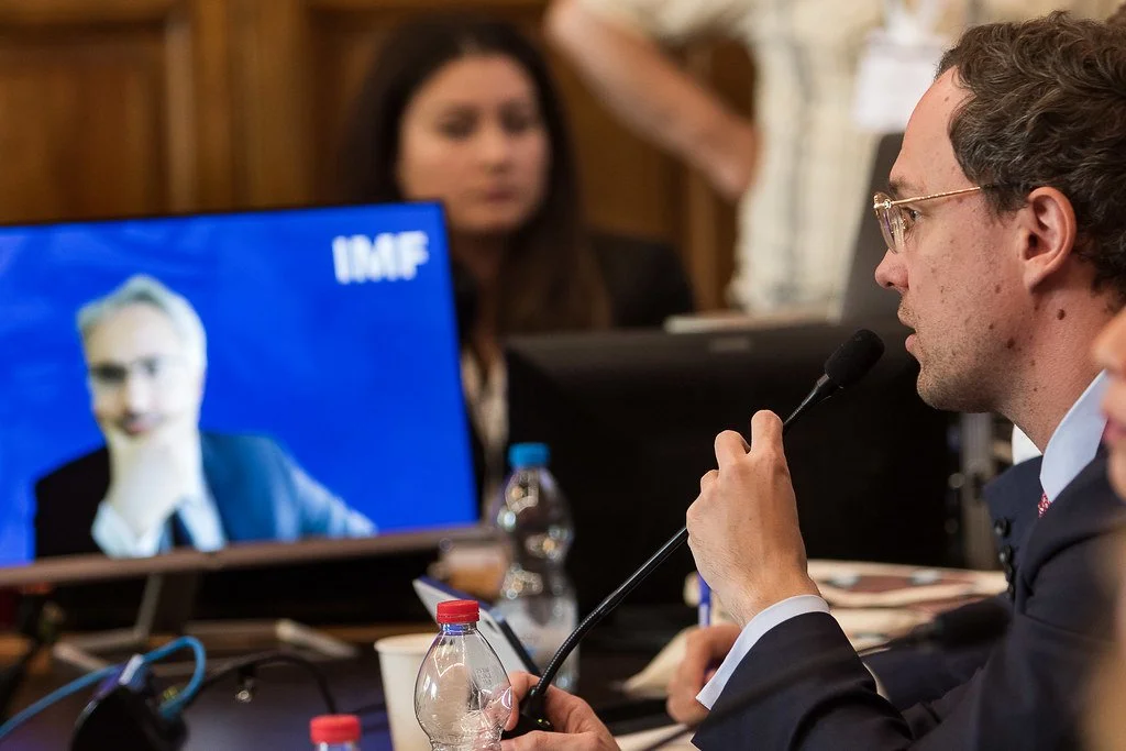 Arthur Rossi at the table and Marcello Miccoli on screen during the closing roundtable. Sala Rossa, Villa Ruspoli, 10 May 2025. Photo: Andrea Pecchioli / Fotoproject.