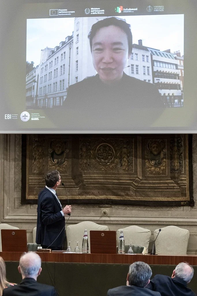 Iris Chiu (UCL) delivering the opening keynote address remotely. Aula Magna, Rector's Office Building, 8 May 2025. Photo: Andrea Pecchioli / Fotoproject.