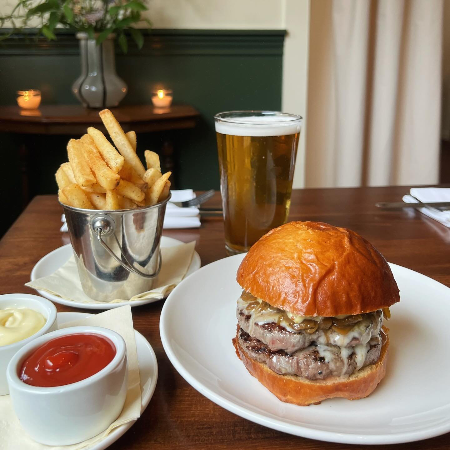 This.is.our.burger.

Course ground grass fed beef, on a house made brioche bun (with local @milestone_mill flour), smoked marrow onions , and parmesan &ldquo;whiz&rdquo;.

😛

Available daily - Bar room only
