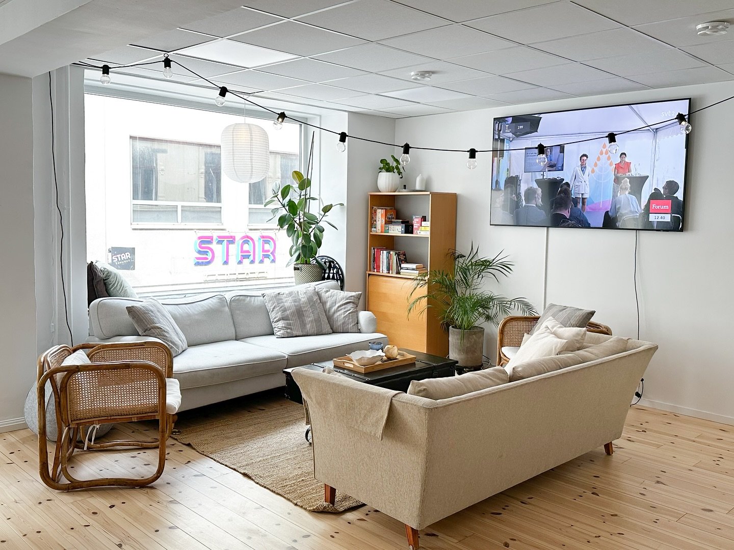 V&auml;lkommen till v&aring;rt vardagsrum 🌿

Ett av v&aring;ra mindre rum har f&ouml;rvandlats till ett mysigt litet rum f&ouml;r enskilda samtal, digitala m&ouml;ten eller en stund f&ouml;r vila. Samtidigt fick v&aring;rt vardagsrum ett lyft med li