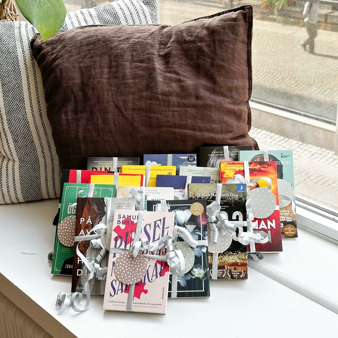 Nu tar vi oss tid f&ouml;r att samla ny energi och inspiration, njuter av salta bad och glada skratt. Som en liten sommarh&auml;lsning har alla Hollysar f&aring;tt en varsin bok inf&ouml;r sommarsemestern, med hopp om lugna stunder f&ouml;r l&auml;sn