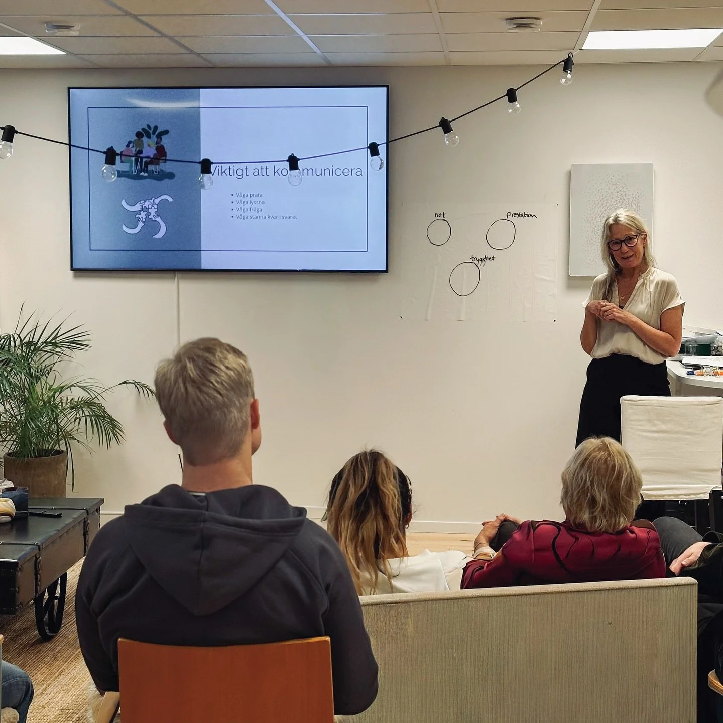 F&ouml;rra veckan hade vi &auml;nnu ett fint Holly Topics, den h&auml;r g&aring;ngen med Helena Lundgren som pratade om hur vi kan leva mer h&aring;llbart genom att ta hand om oss sj&auml;lva. Helena &auml;r utbildad &aring;terh&auml;mtningsterapeut 