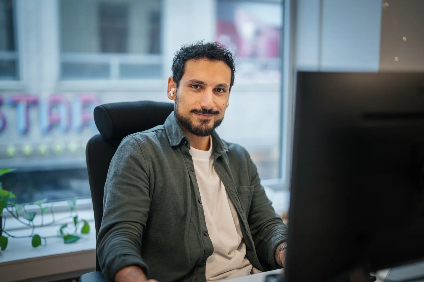P&aring; Holly Tech str&auml;var vi efter att vara holistiska konsulter inom digital produktutveckling. F&ouml;r oss har det aldrig bara handlat om att skriva kod, utan om att hj&auml;lpa team och organisationer att skapa v&auml;rde med r&auml;tt ver