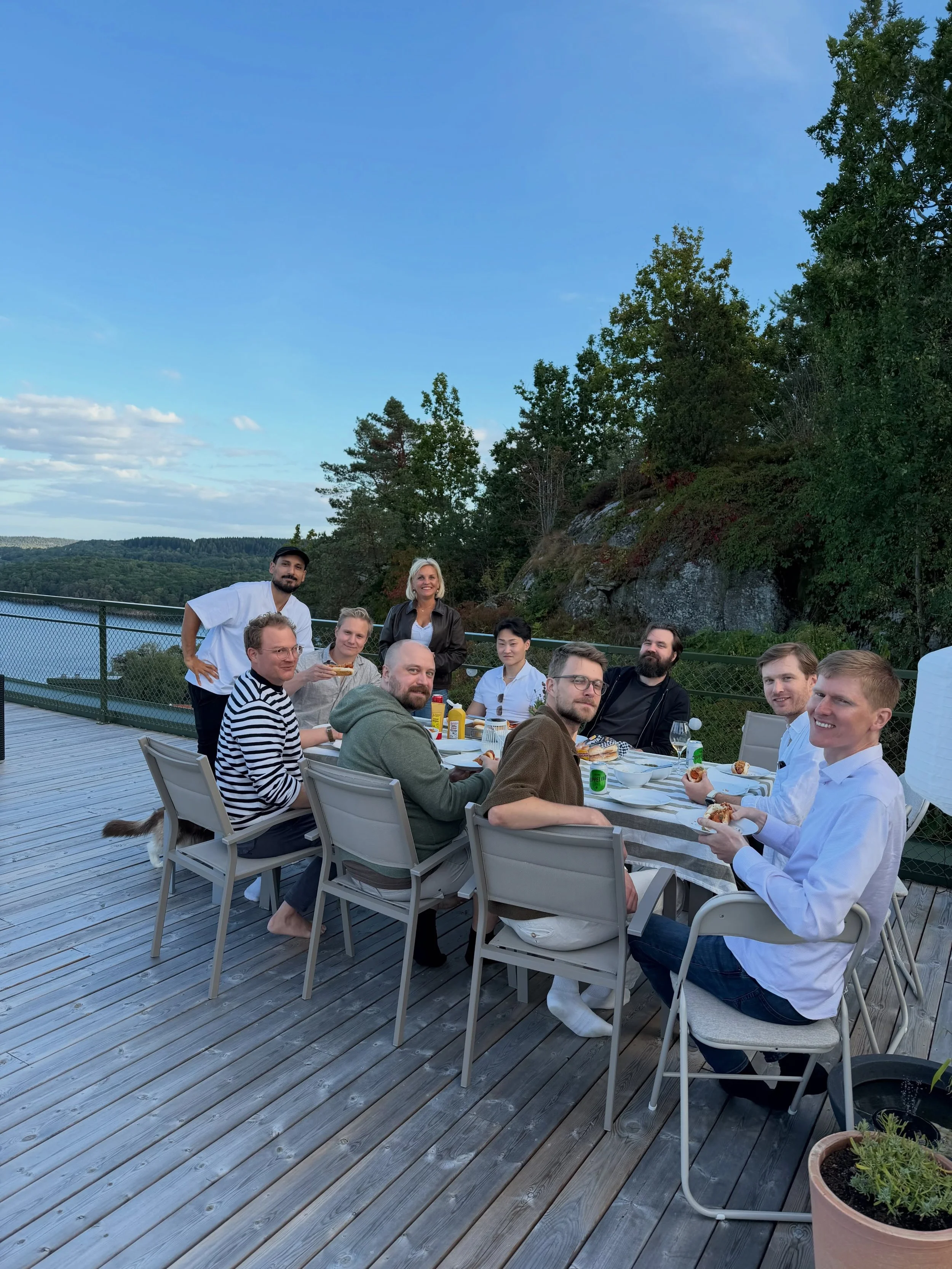 Sommarens sista kv&auml;ll?

Ig&aring;r samlades ett g&auml;ng Hollysar hemma hos Emma f&ouml;r grill-AW och en liten &rdquo;efter sommaren&rdquo;-kickoff i kv&auml;llssolen.

Inget m&auml;rkv&auml;rdigt egentligen. Korv p&aring; grillen, n&aring;got