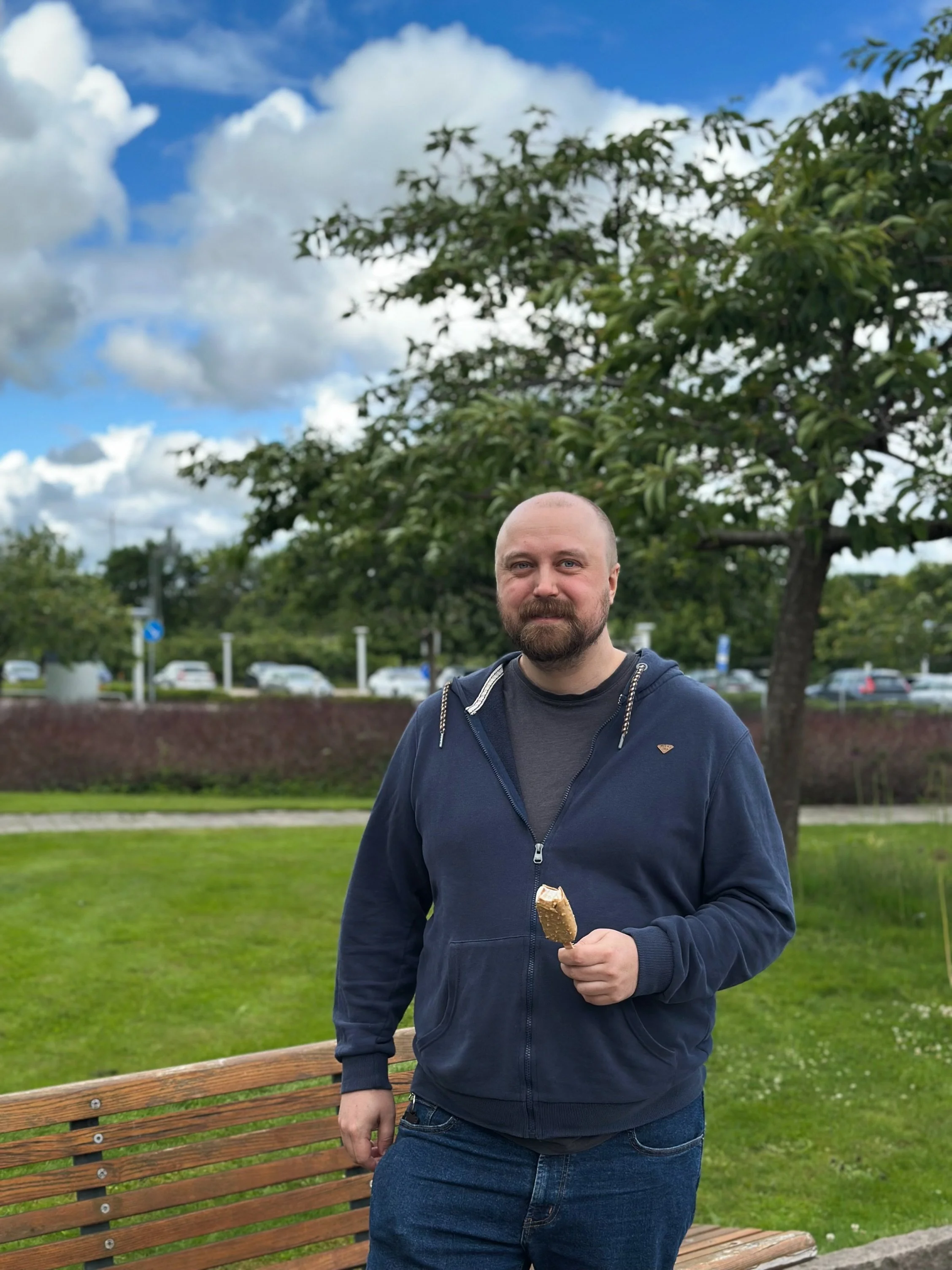 Isak gillar att f&ouml;rst&aring; hur saker fungerar.

Inte bara att de fungerar.

Som utvecklare gr&auml;ver han g&auml;rna lite djupare, vrider och v&auml;nder p&aring; problem och letar efter l&ouml;sningar som &auml;r b&aring;de smarta och h&arin