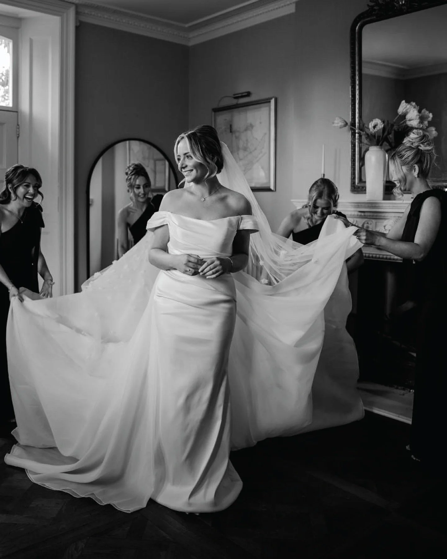 Mollie 🤍 Northbrook Park, Essex. 

Makeup @blendmakeuplondon 
Hair @hairbyellarose @thehairhut_bytc 
Photographer @emily_robinson_photo 
Venue @northbrookparkweddings 

#bride #essexwedding #bridalmakeup #bridalmua #bridalhair #hairstylist