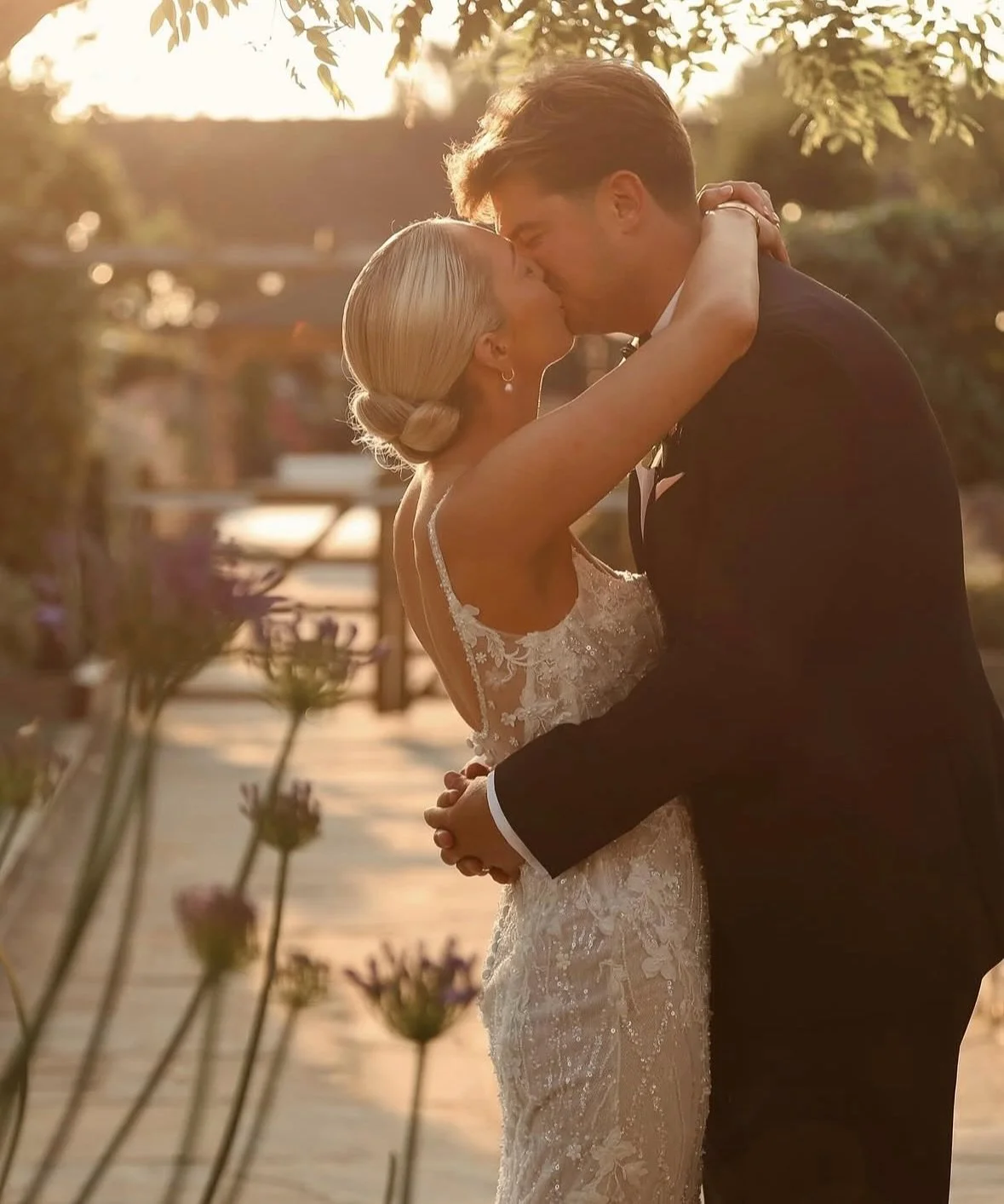 Brooke 🤍 The Barnyard, Kent 

Hair @hairbyellarose 
Makeup @jordanakeenbridal 
Venue @thebarnyardkent 
Photographer @jdweddingphotography_ 

#bridalhair #kentwedding #bridebridesmaids #weddinghair #hairup #slickback #cleangirlaesthetic #bridalinspo 