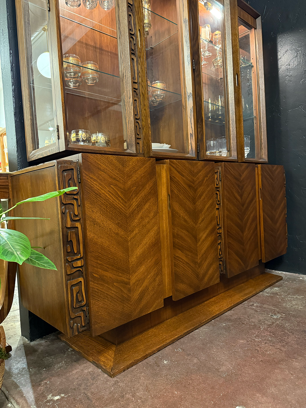 Tiki Credenza w hutch.png