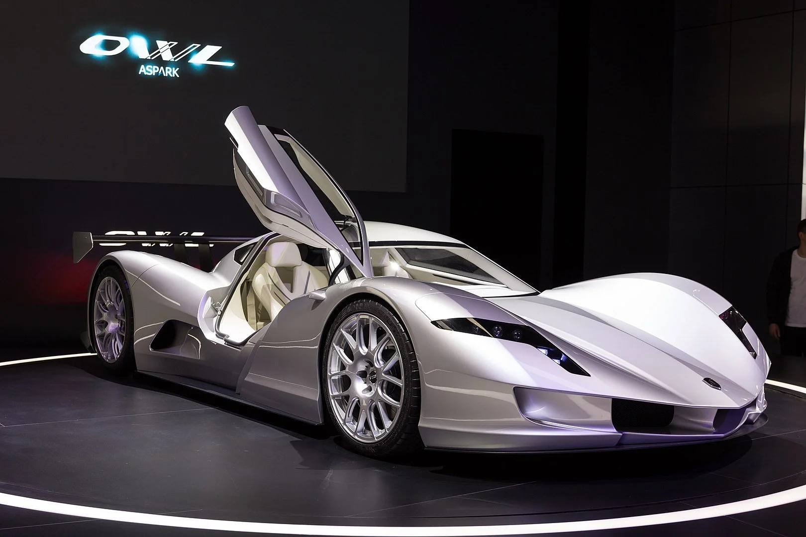 Silberner Aspark Owl auf der IAA 2017 in Frankfurt, vollelektrischer Hypercar mit geöffneten Flügeltüren, ausgestellt unter Scheinwerferlicht auf einem Messestand.