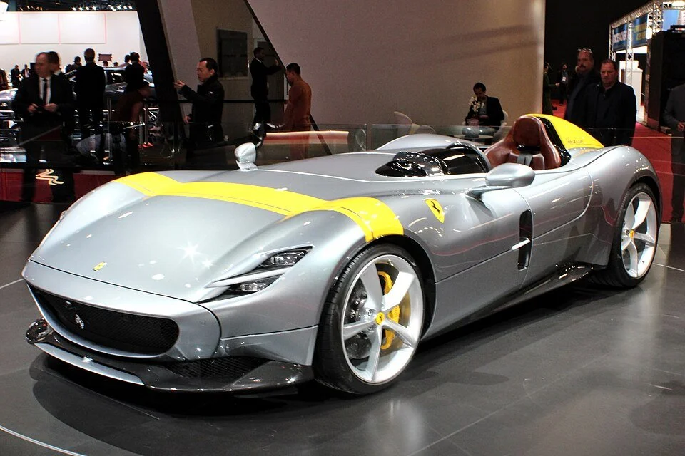 Ferrari Monza SP1 – offener Einsitzer-Supersportwagen der Icona-Serie in Silber mit gelben Akzenten auf der Paris Motor Show