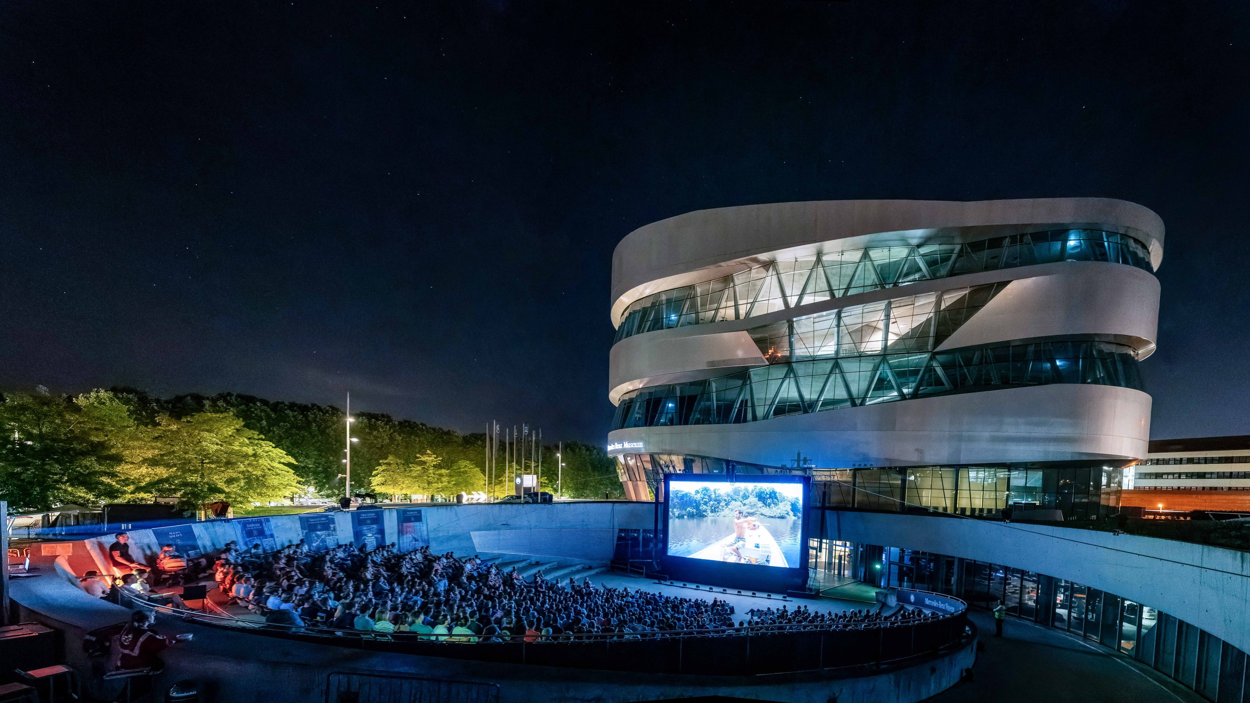 Mercedes-Benz Museum Sommer 2025: Open Air Kino, Stadtkultur und Klassiker für die ganze Familie