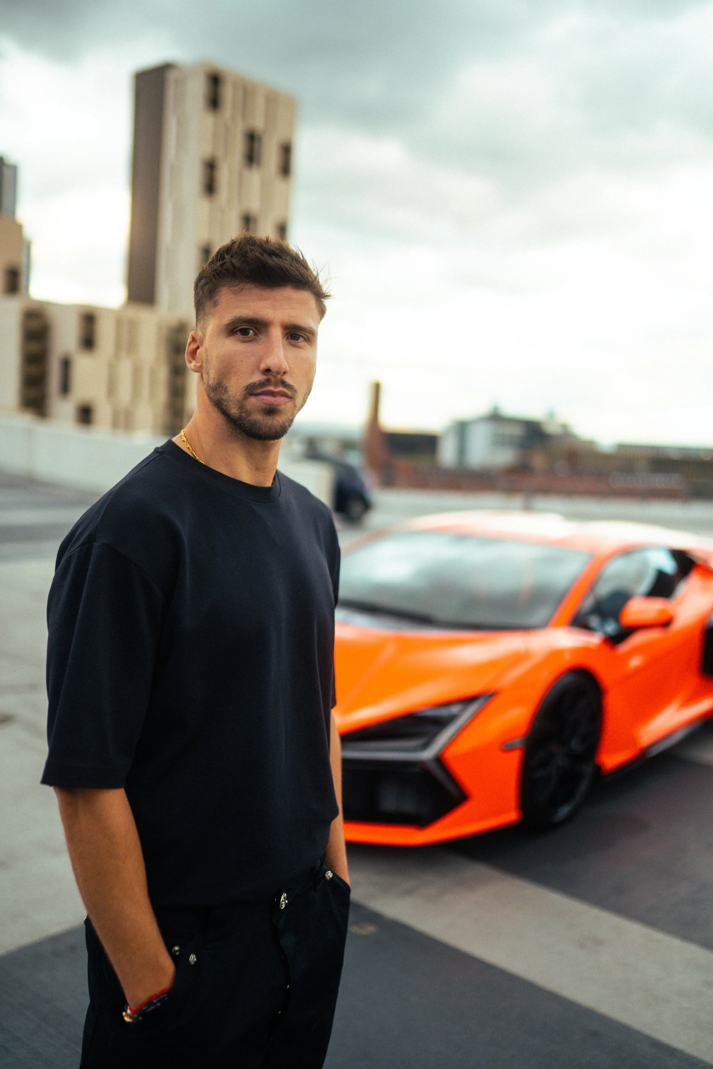 ruben-dias-portraet-revuelto-hintergrund-2025.jpg